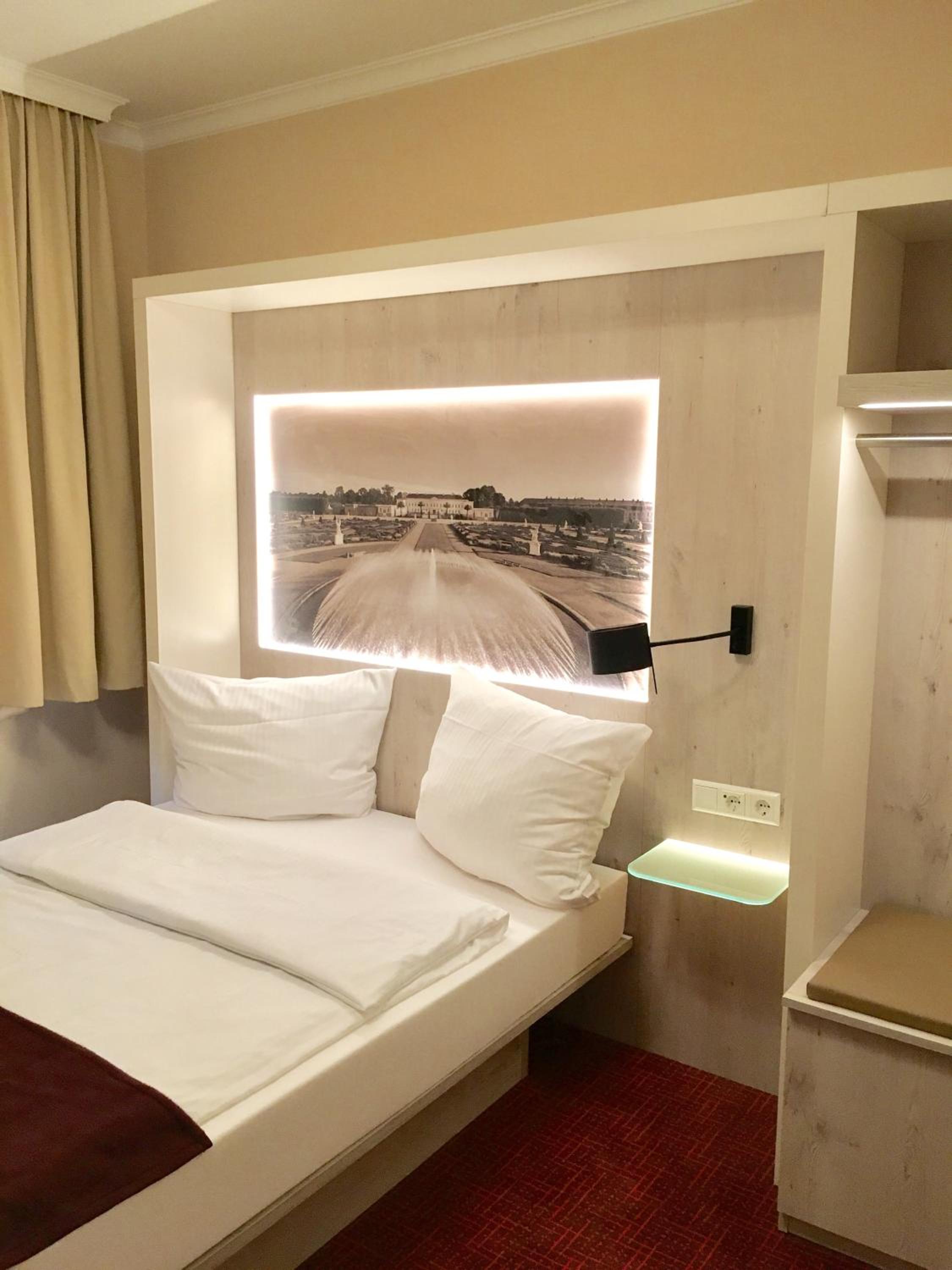 Single Room with Own Shower/Shared WC