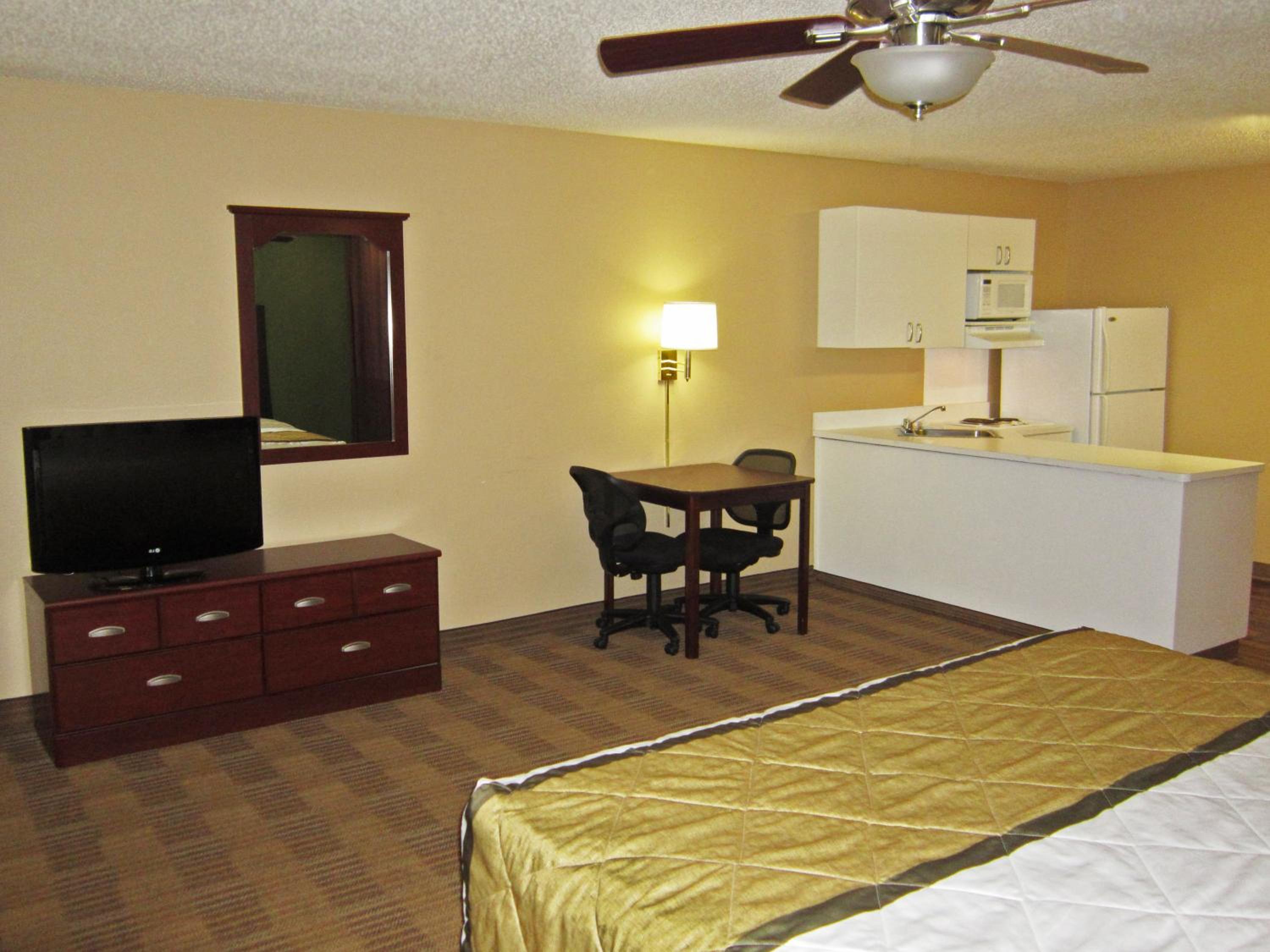 Deluxe Studio with 1 King Bed - Non-Smoking - Photo 10