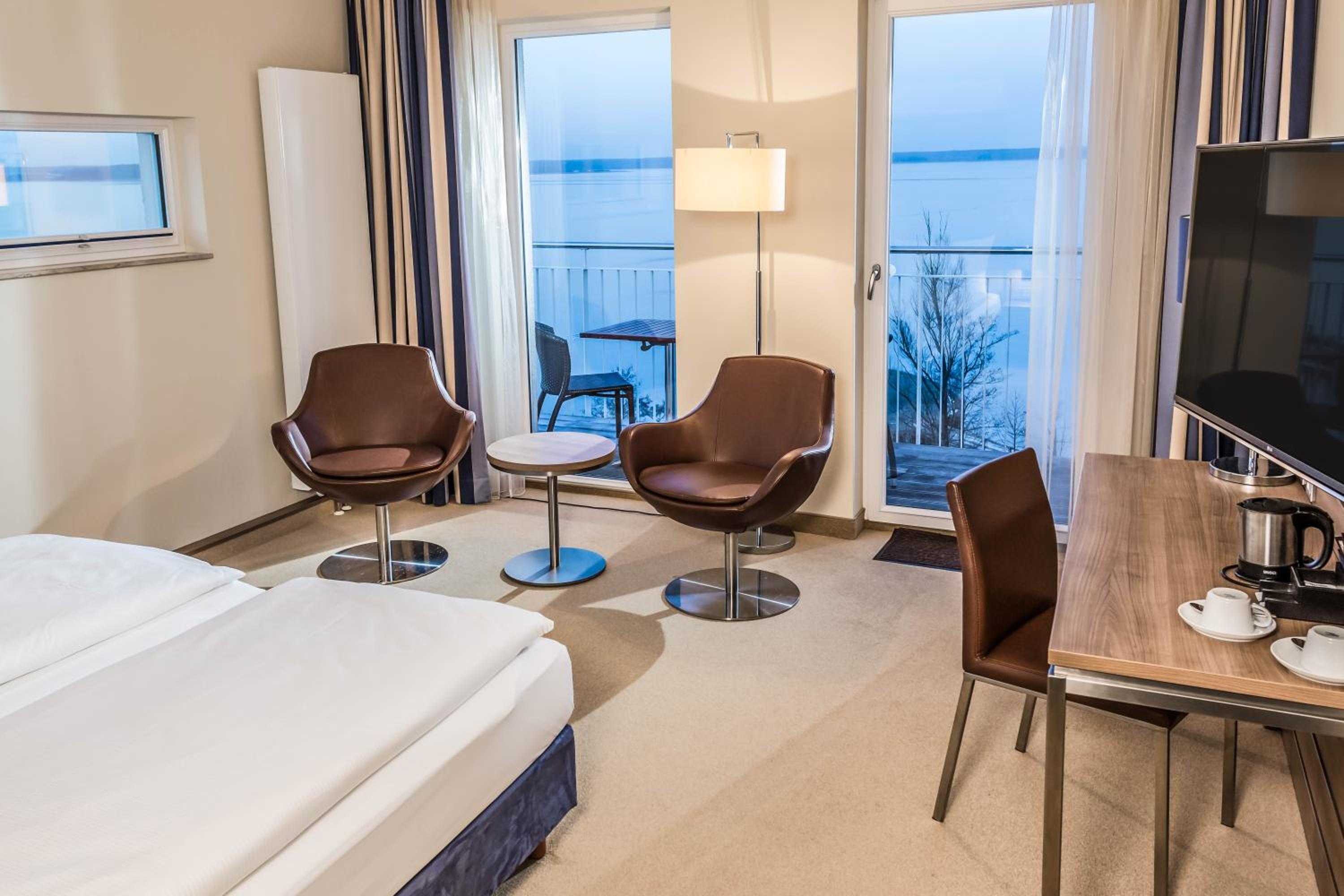 Superior Double Room with Lake View - Photo 5