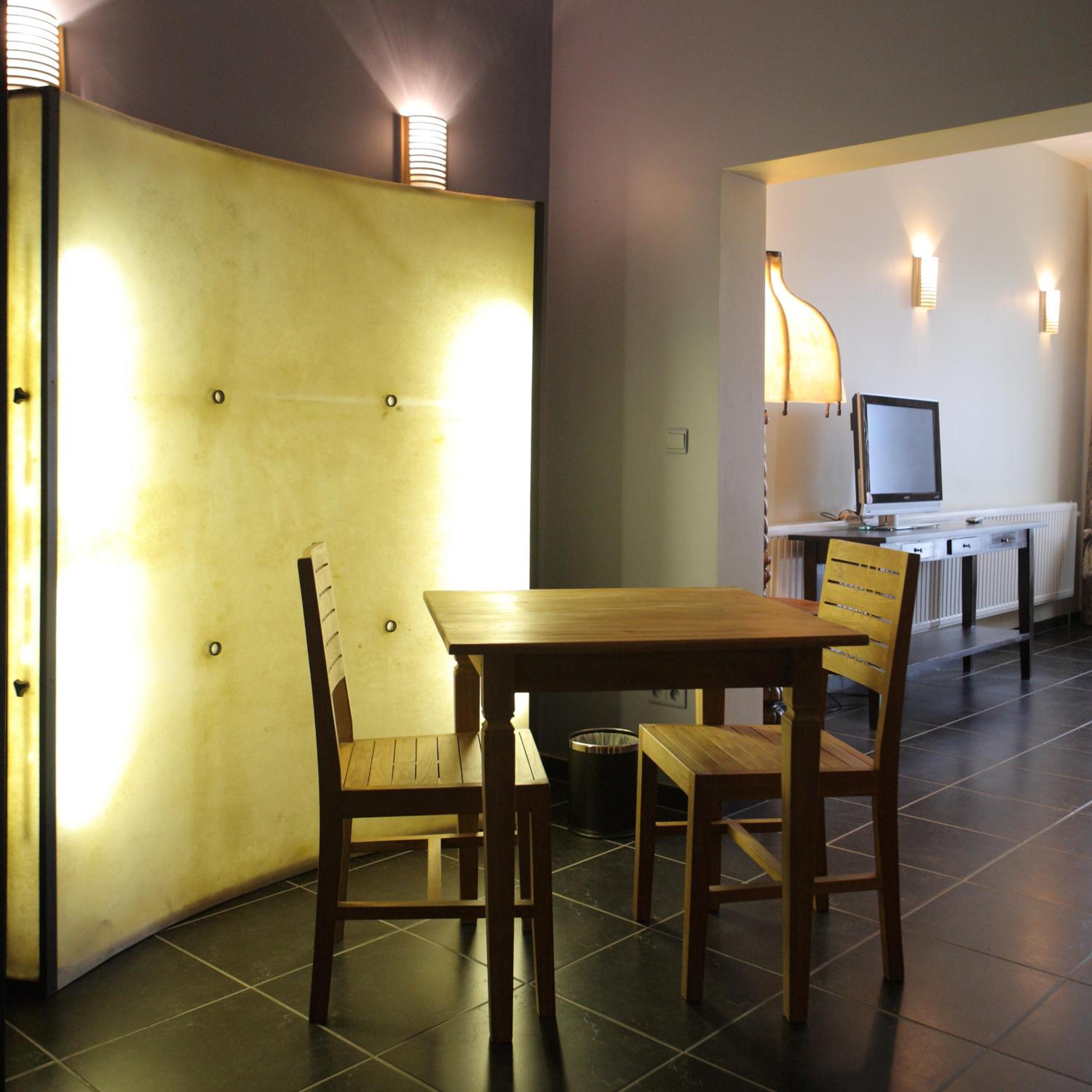 Large Suite photo 2