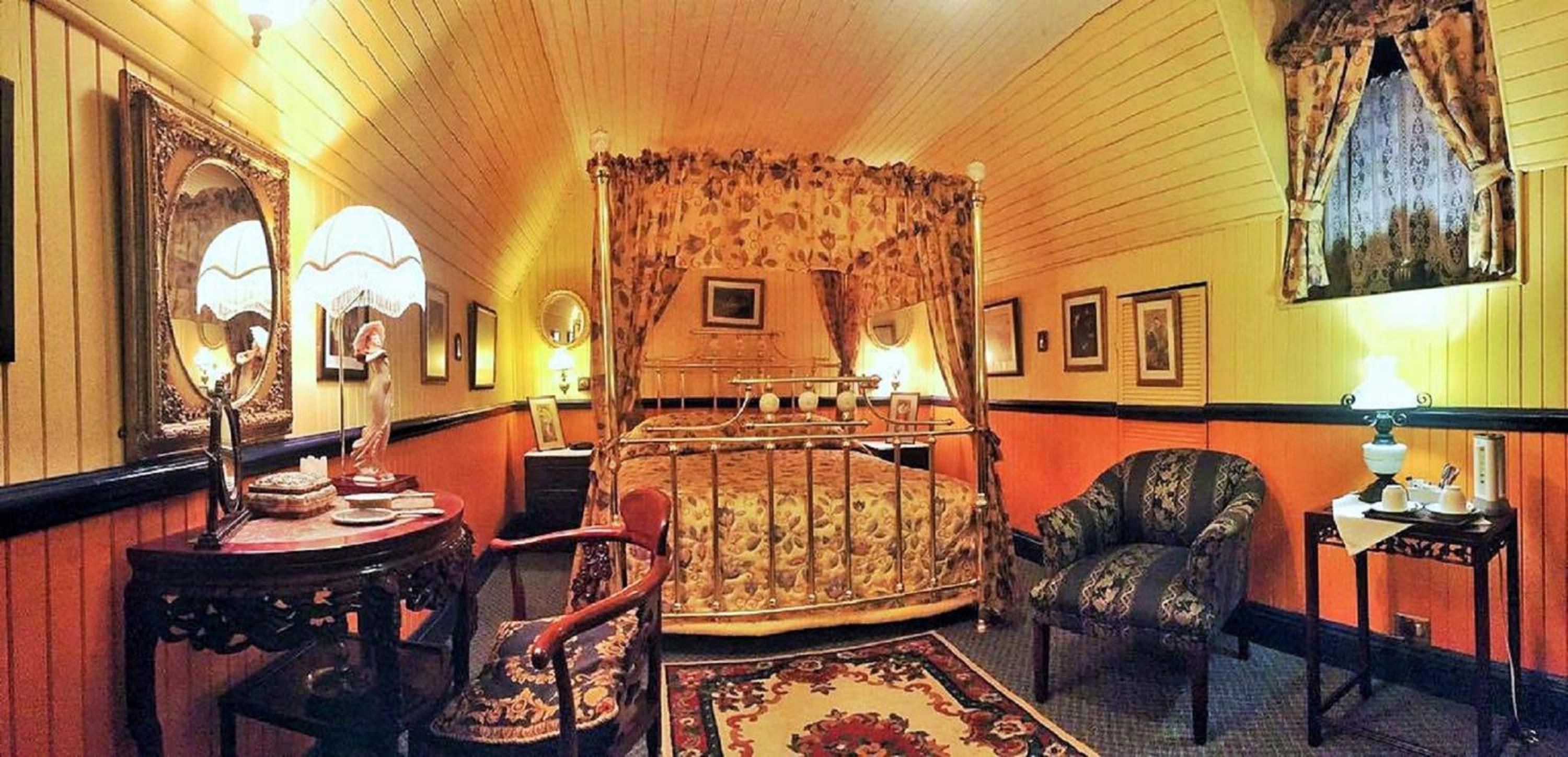 Deluxe Double Room with Bath - Photo 1