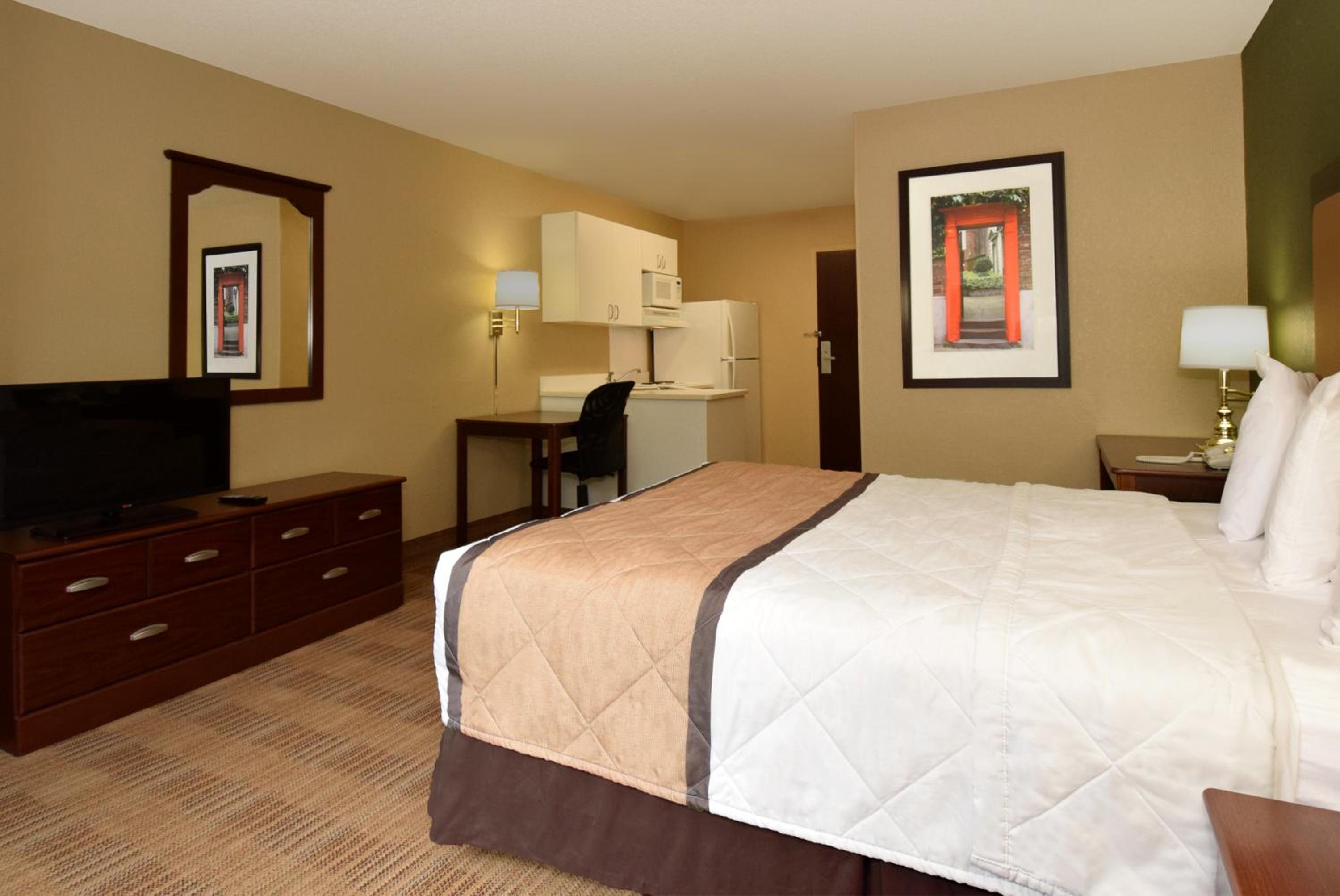Queen studio with 1 Queen Bed - Disability Access/Non-Smoking - Photo 3