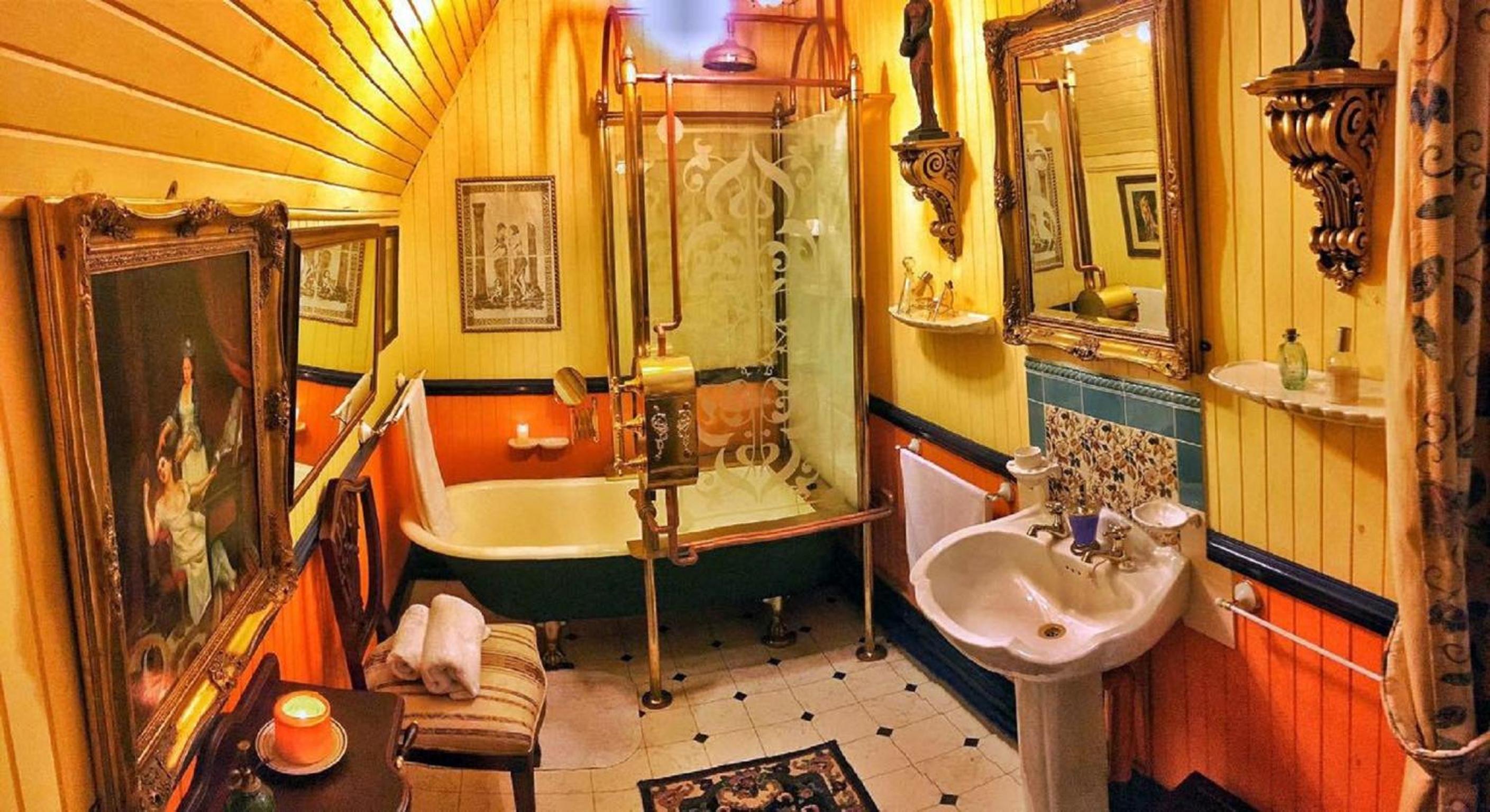 Deluxe Double Room with Bath - Photo 3