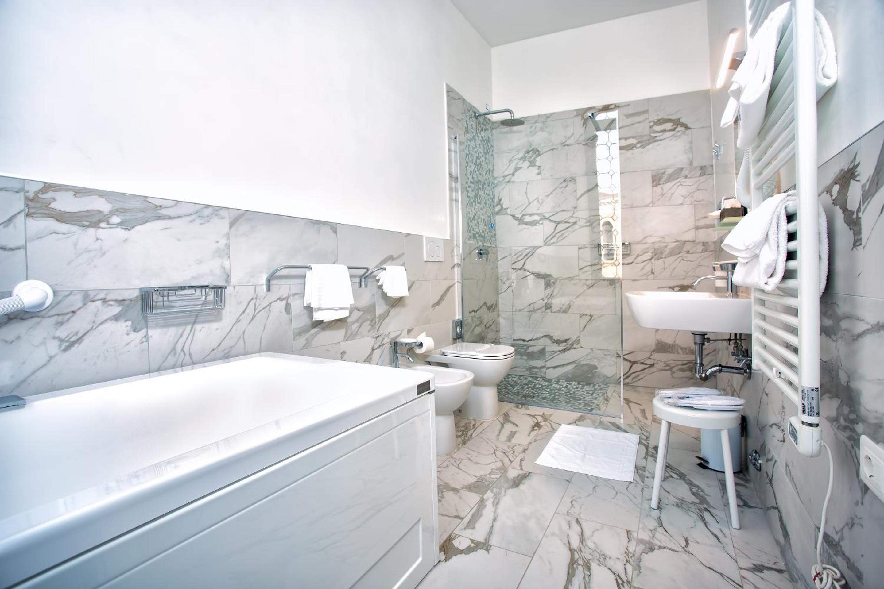 Deluxe Suite with Spa Bath photo 2