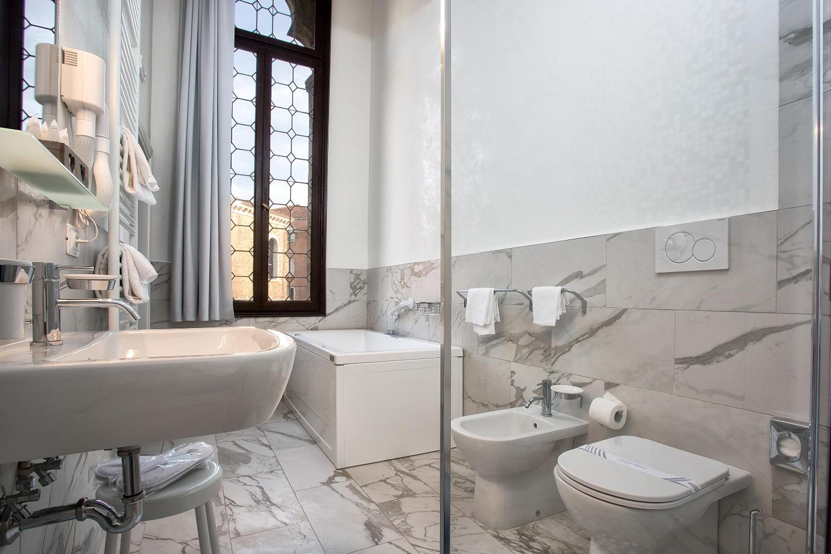 Deluxe Suite with Spa Bath photo 3