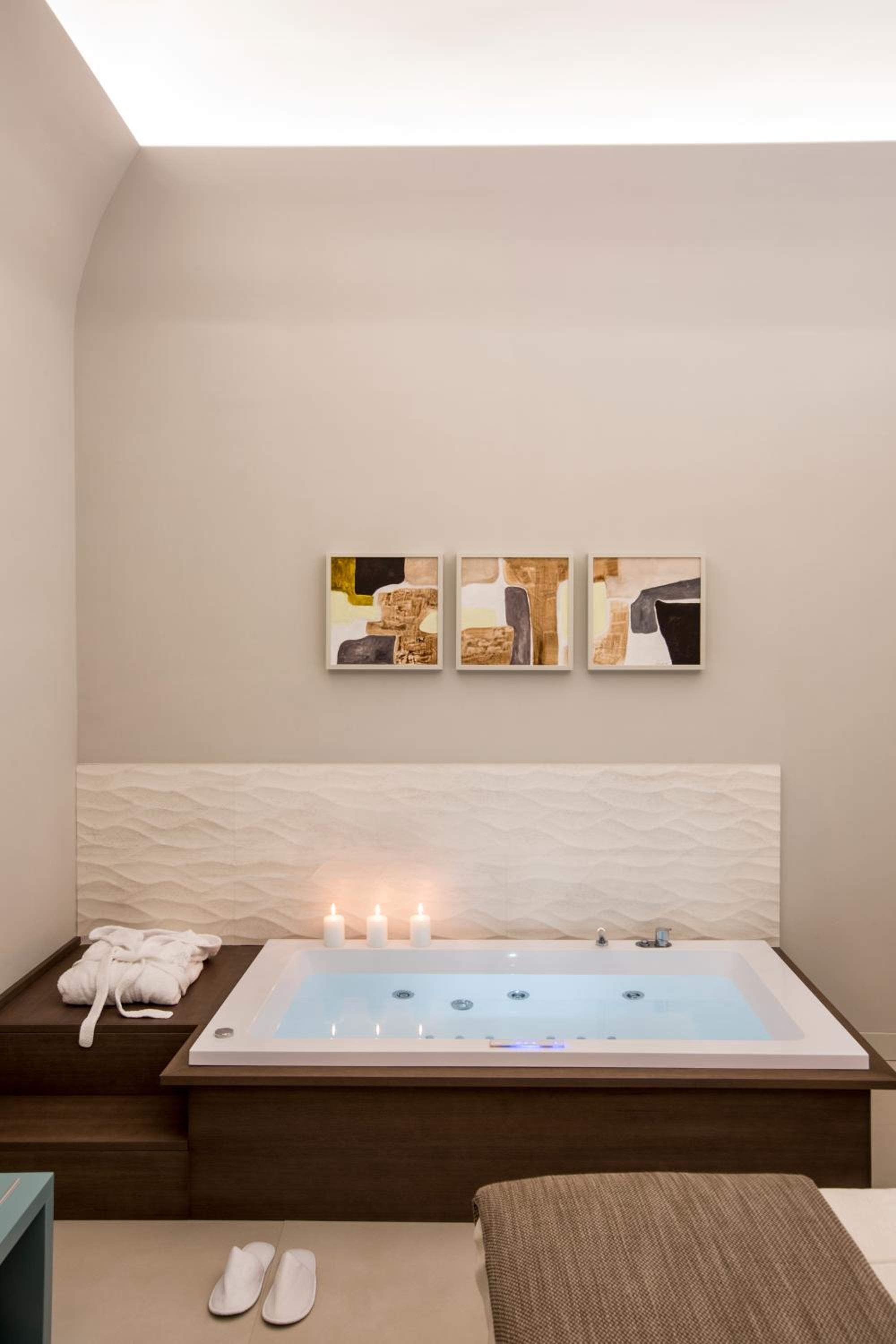 Deluxe Suite with Spa Bath - Photo 2