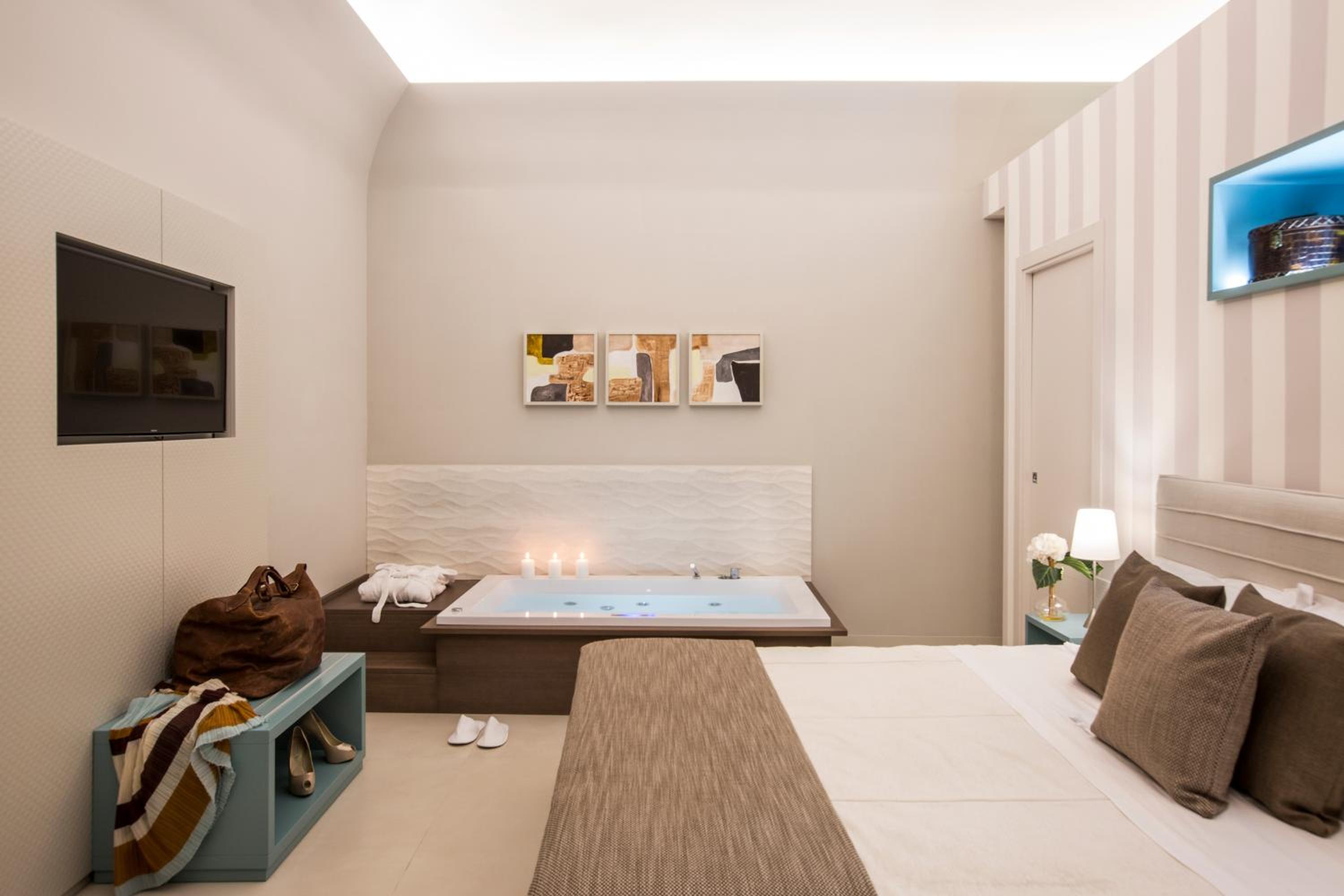 Deluxe Suite with Spa Bath - Photo 1
