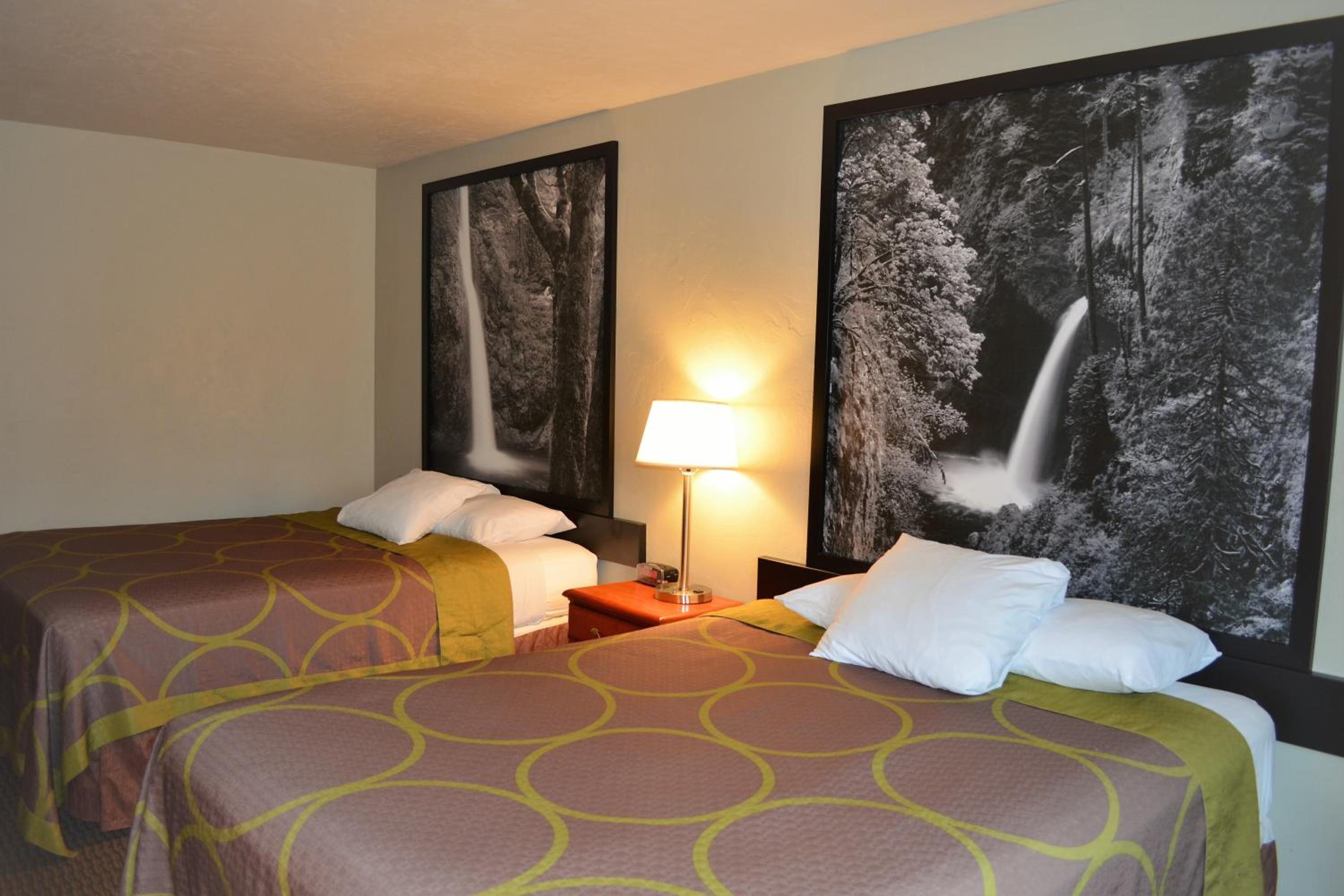 Queen Room with Two Queen Beds - Non-Smoking photo 2