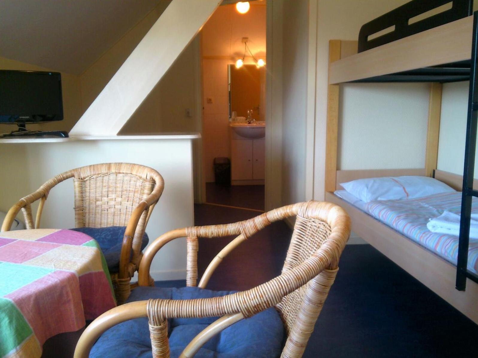 6-Bed Mixed Dormitory Room photo 3