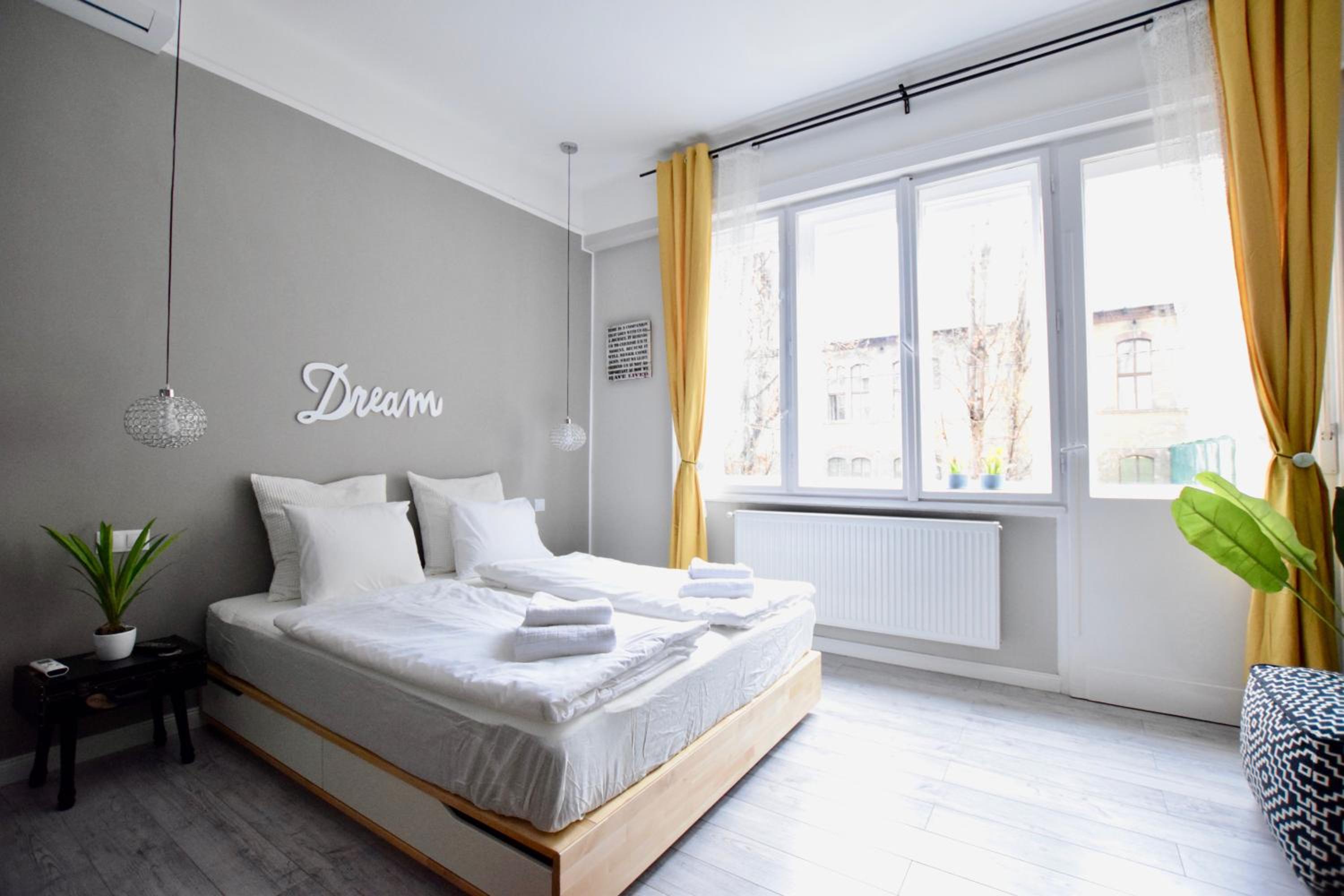 Studio Apartment - Photo 1