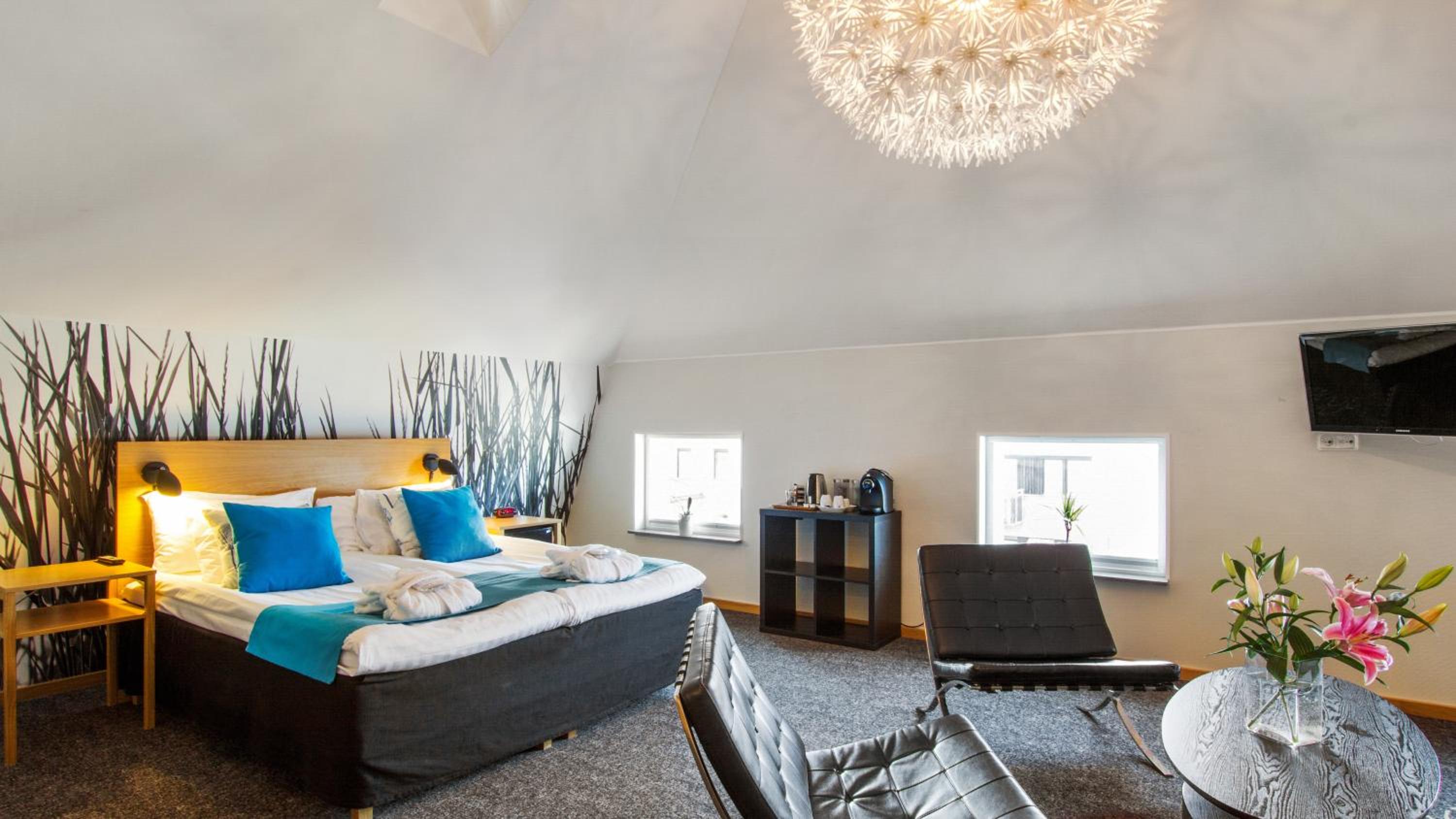 Junior Suite with Double Bed - Photo 7