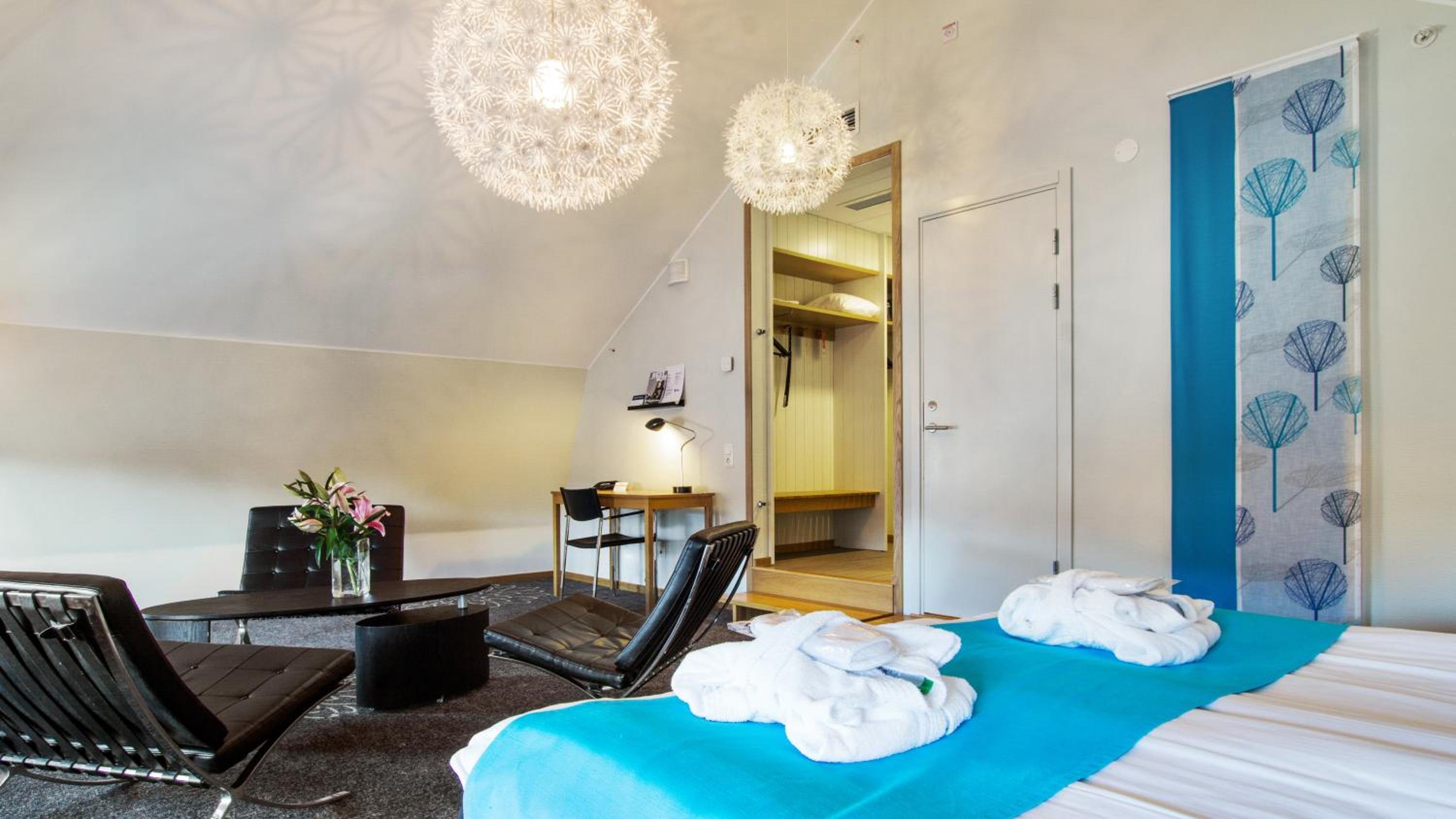 Junior Suite with Double Bed - Photo 11