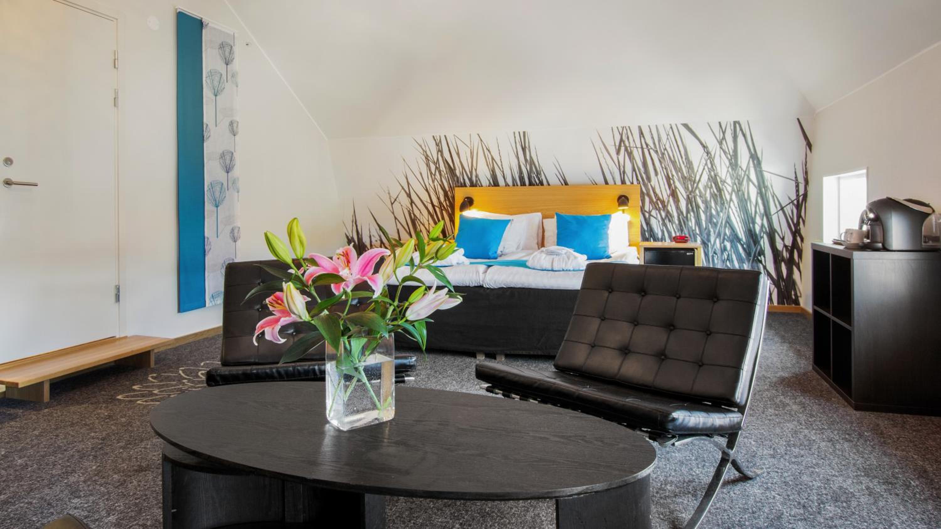 Junior Suite with Double Bed - Photo 12