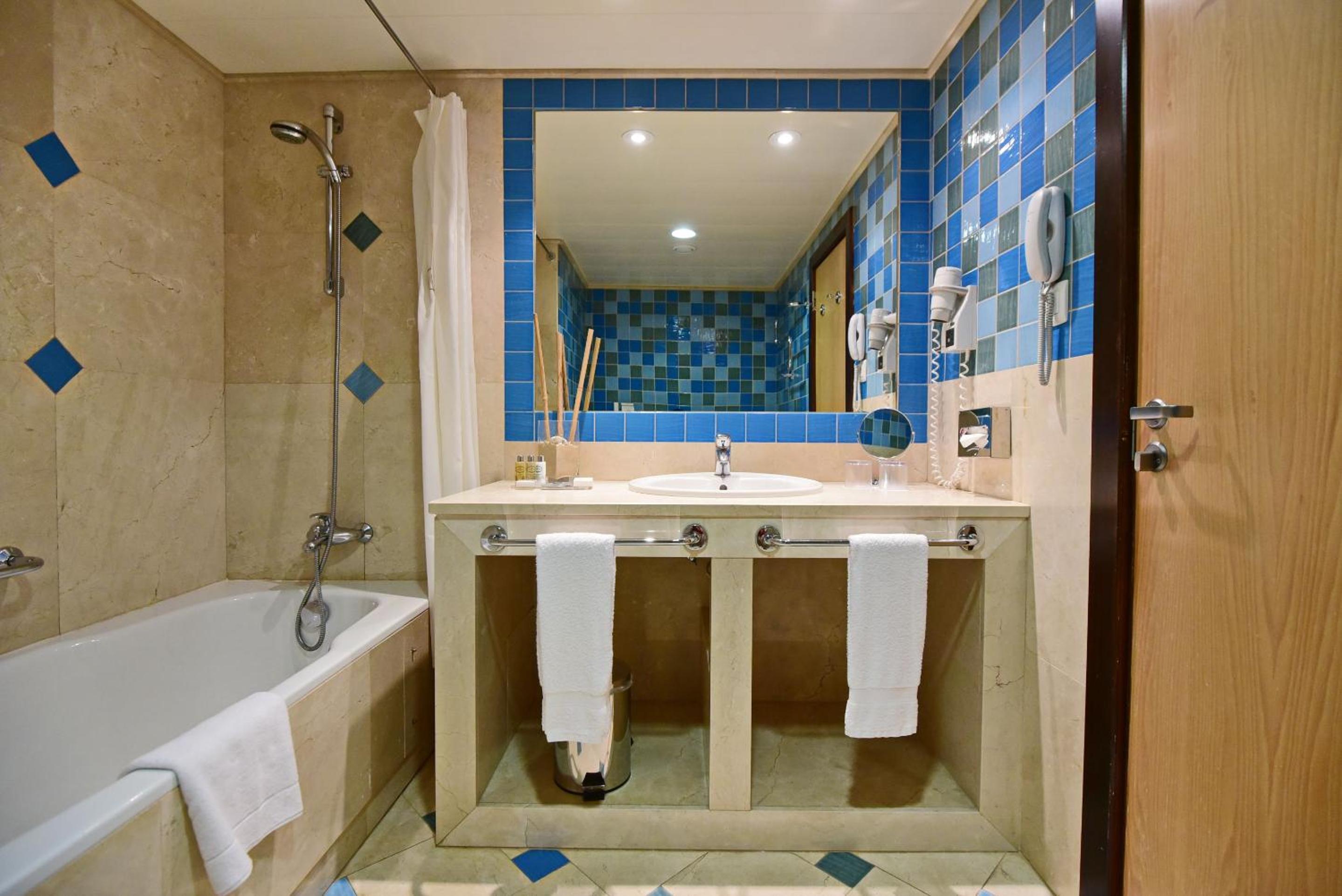 Double or Twin Room with Sea View - Photo 6