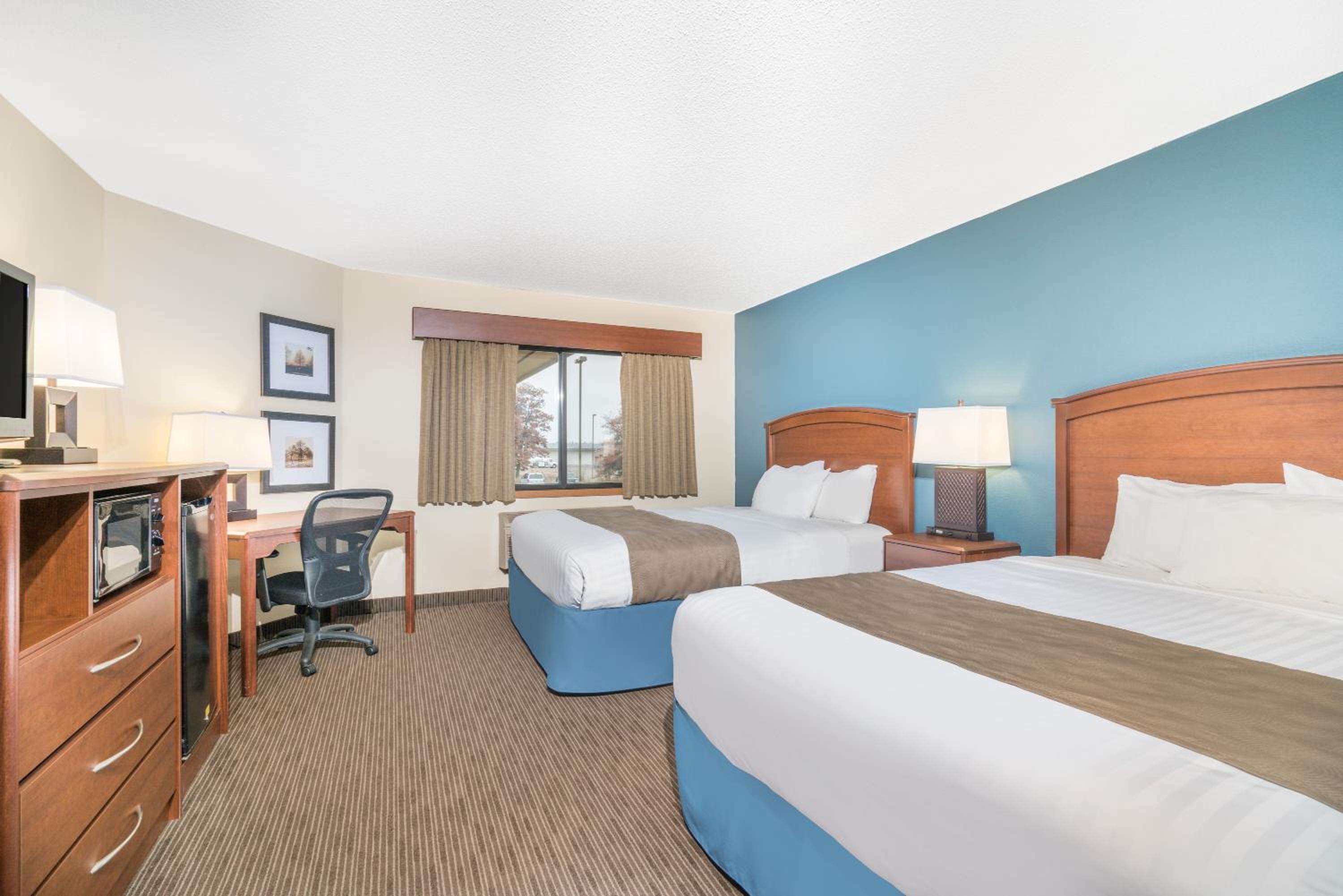 Queen Room with Two Queen Beds - Non-Smoking photo 3