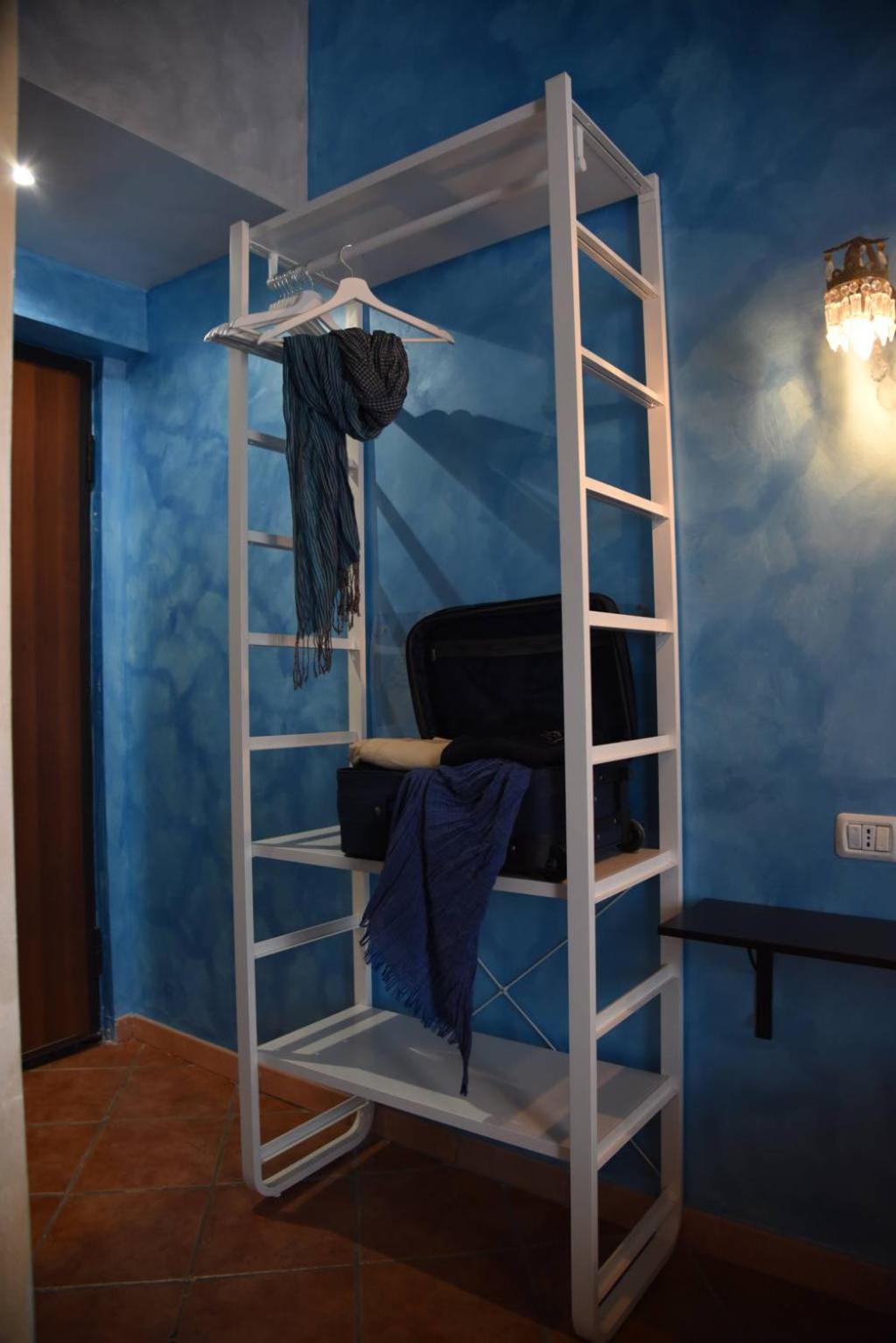 Double Room with Private Bathroom - Photo 18