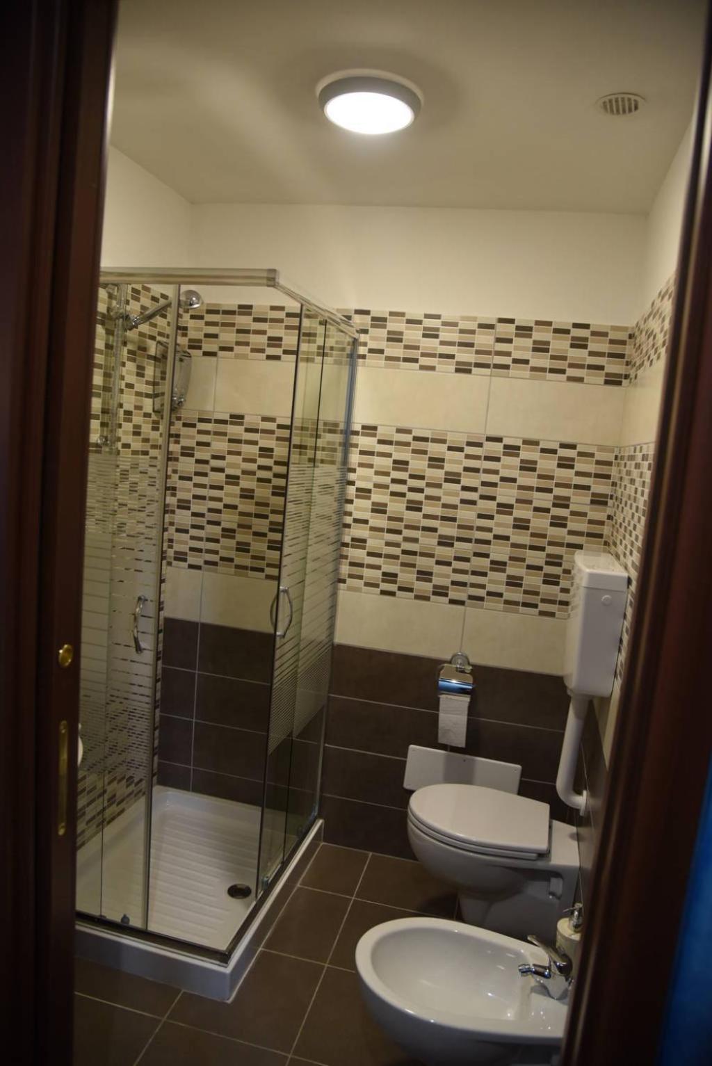 Double Room with Private Bathroom - Photo 16