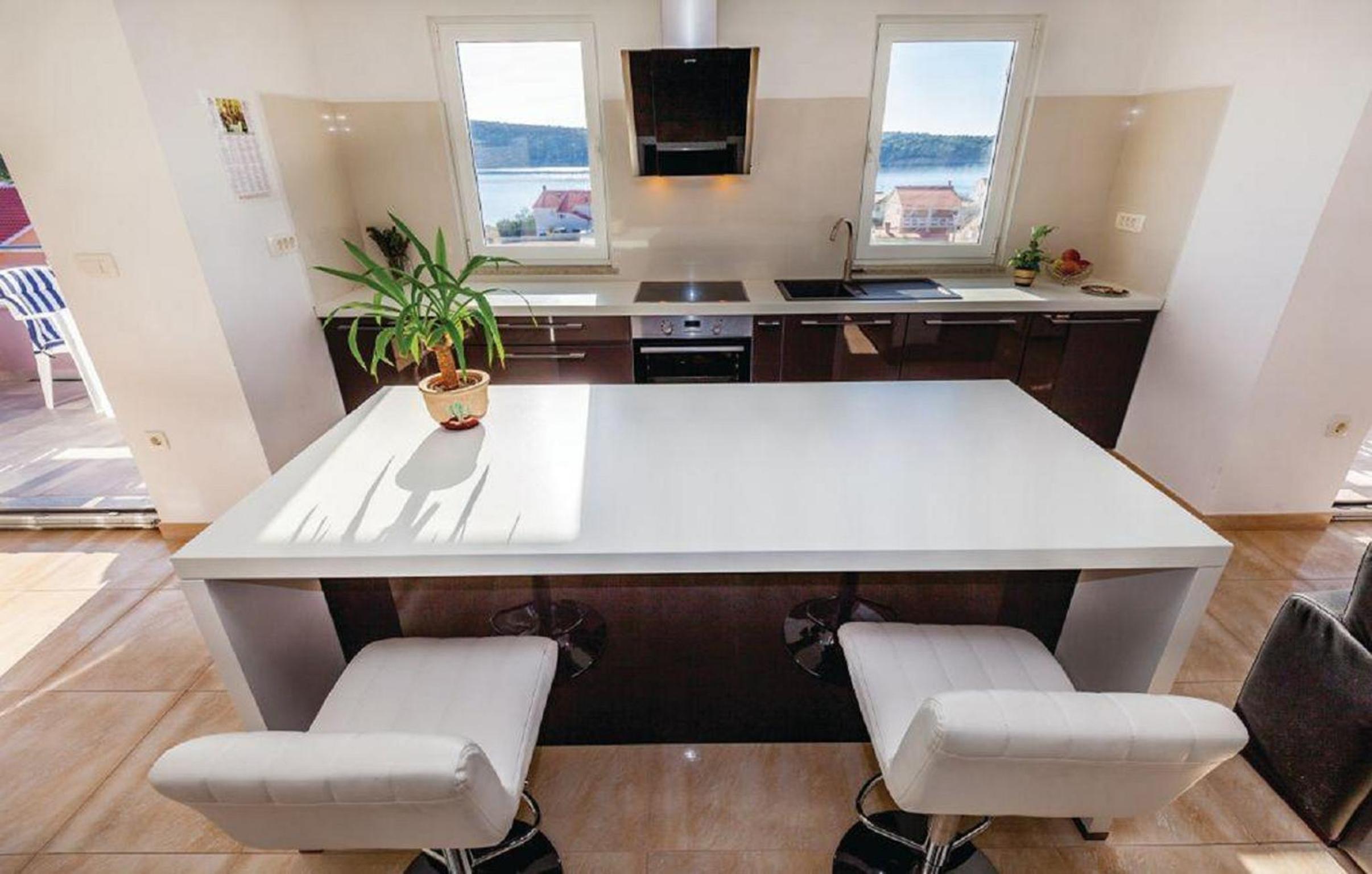 Deluxe Two-Bedroom Apartment with Two Balconies and Sea View photo 2