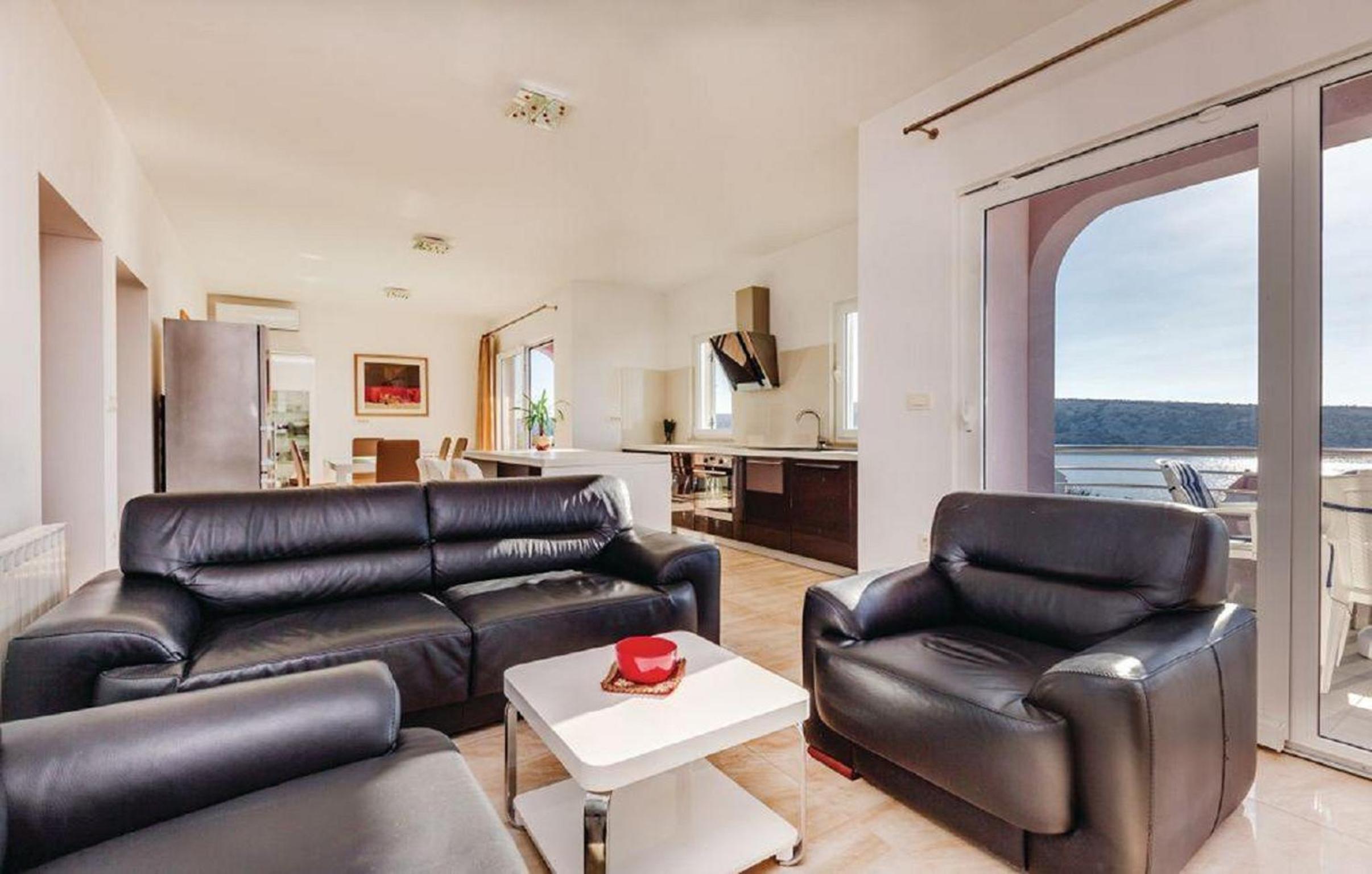 Deluxe Two-Bedroom Apartment with Two Balconies and Sea View photo 3