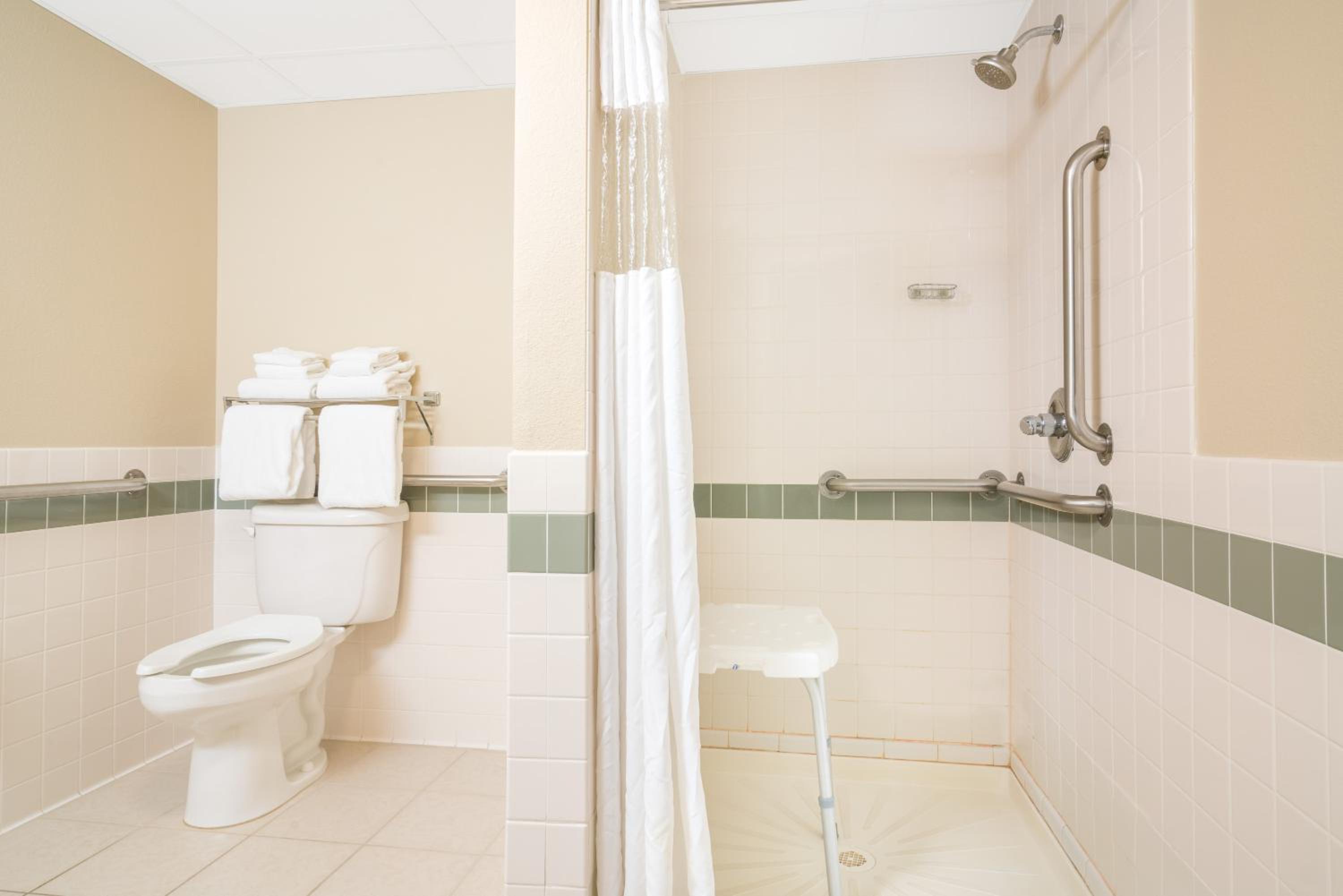 Deluxe Queen Suite with Two Queen Beds - Disability Access - Non-Smoking - Photo 4