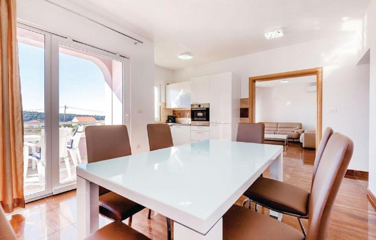 Two-Bedroom Apartment with Two Balconies and Sea View photo 2