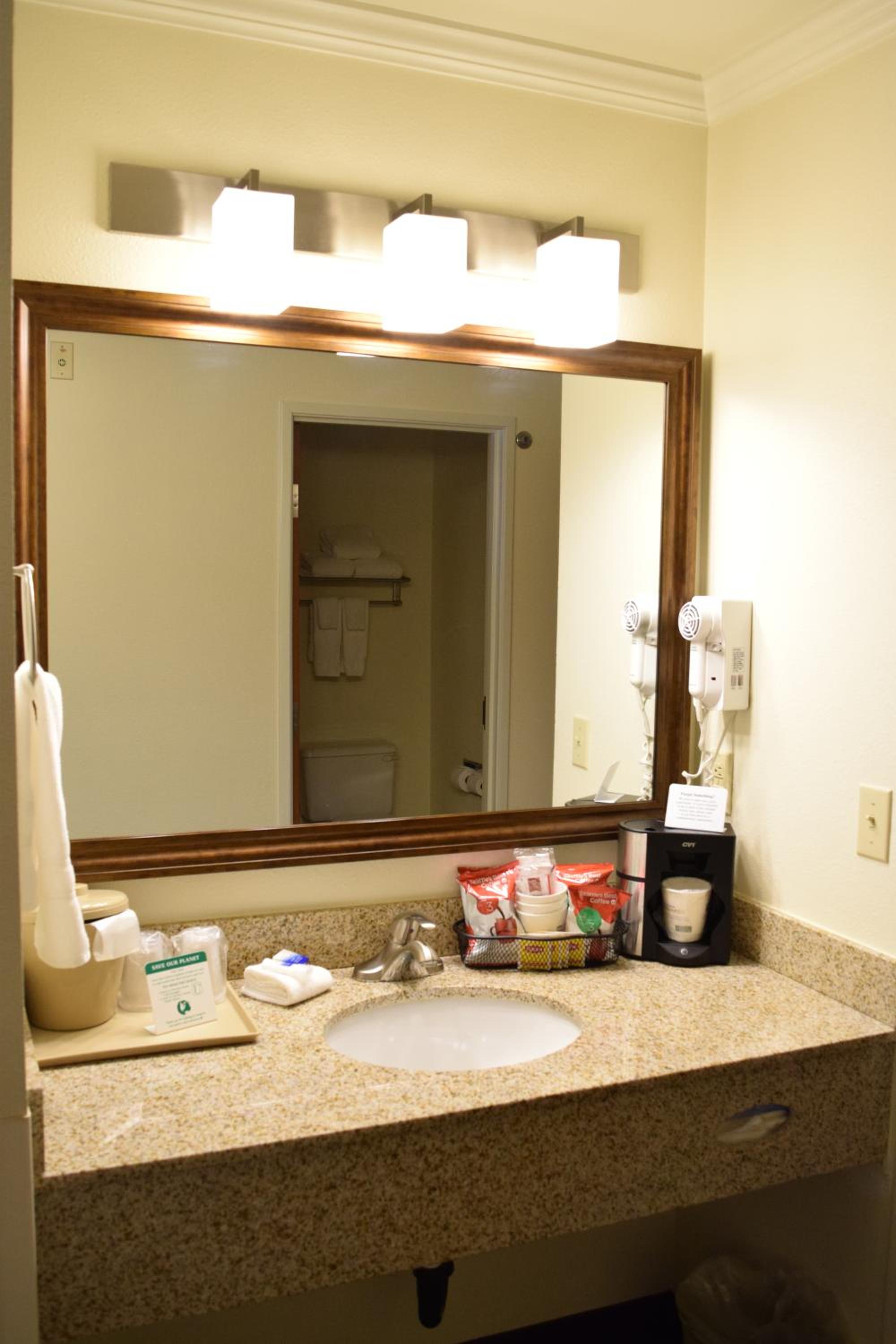 Queen Room with Two Queen Beds - Disability Access photo 2