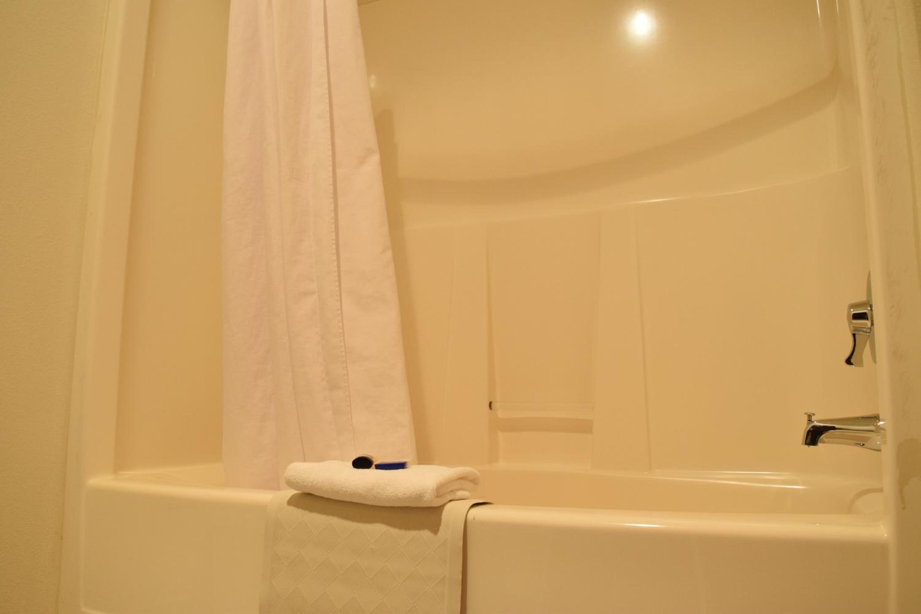 Queen Room with Two Queen Beds - Disability Access photo 3