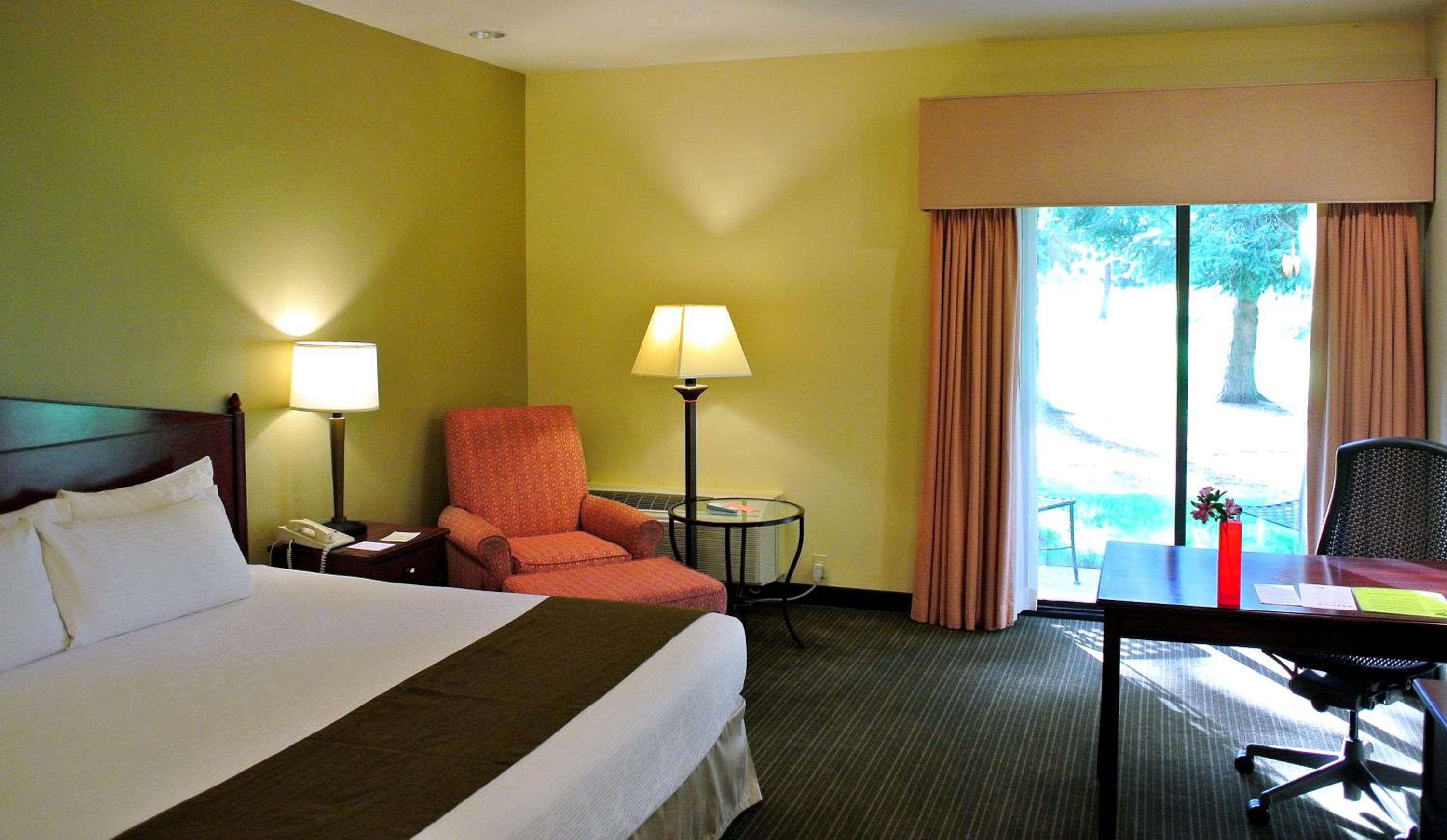 Queen Room with Golf Course View - Non-Smoking - Photo 3