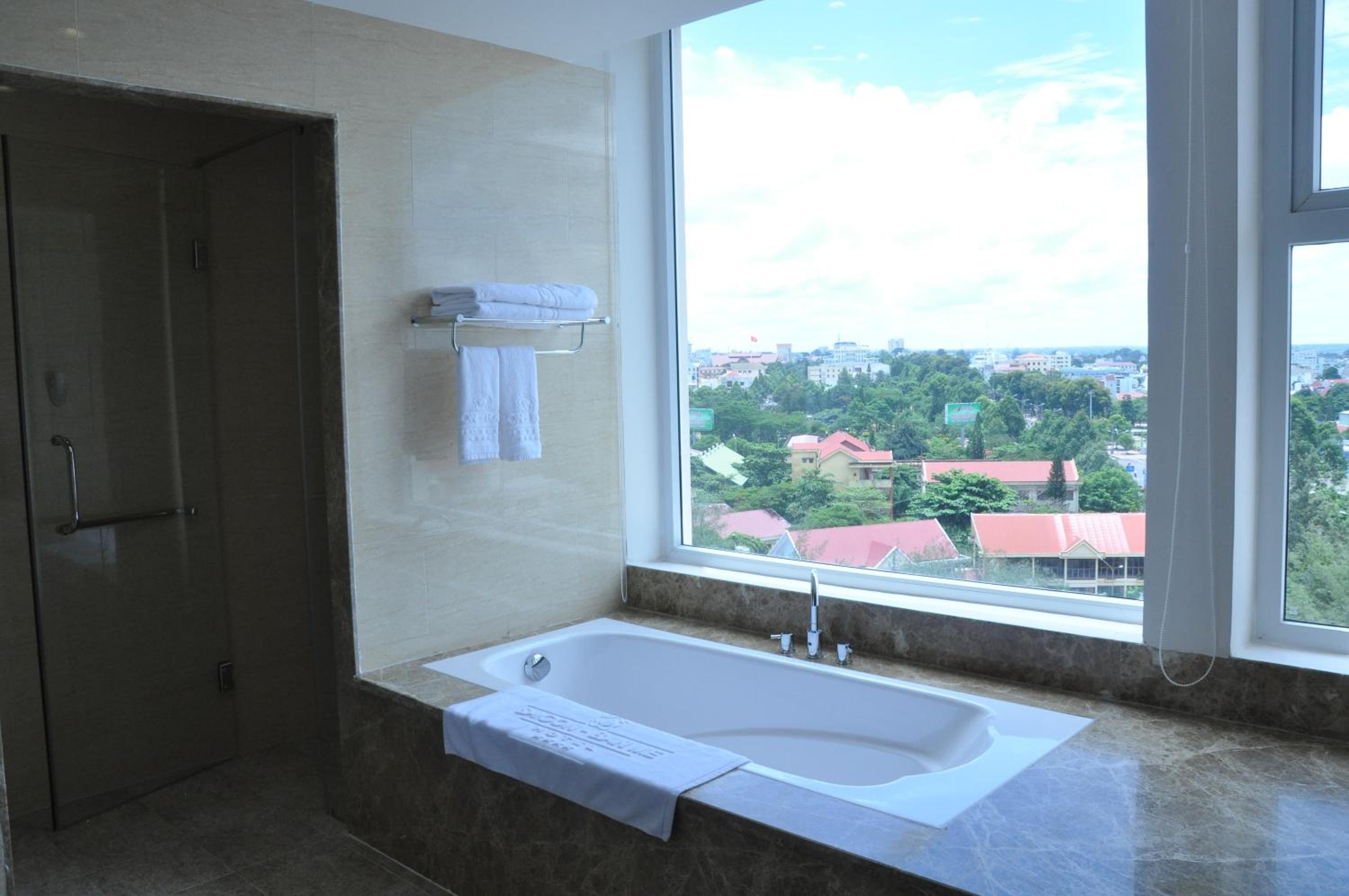 Suite - Photo 10
