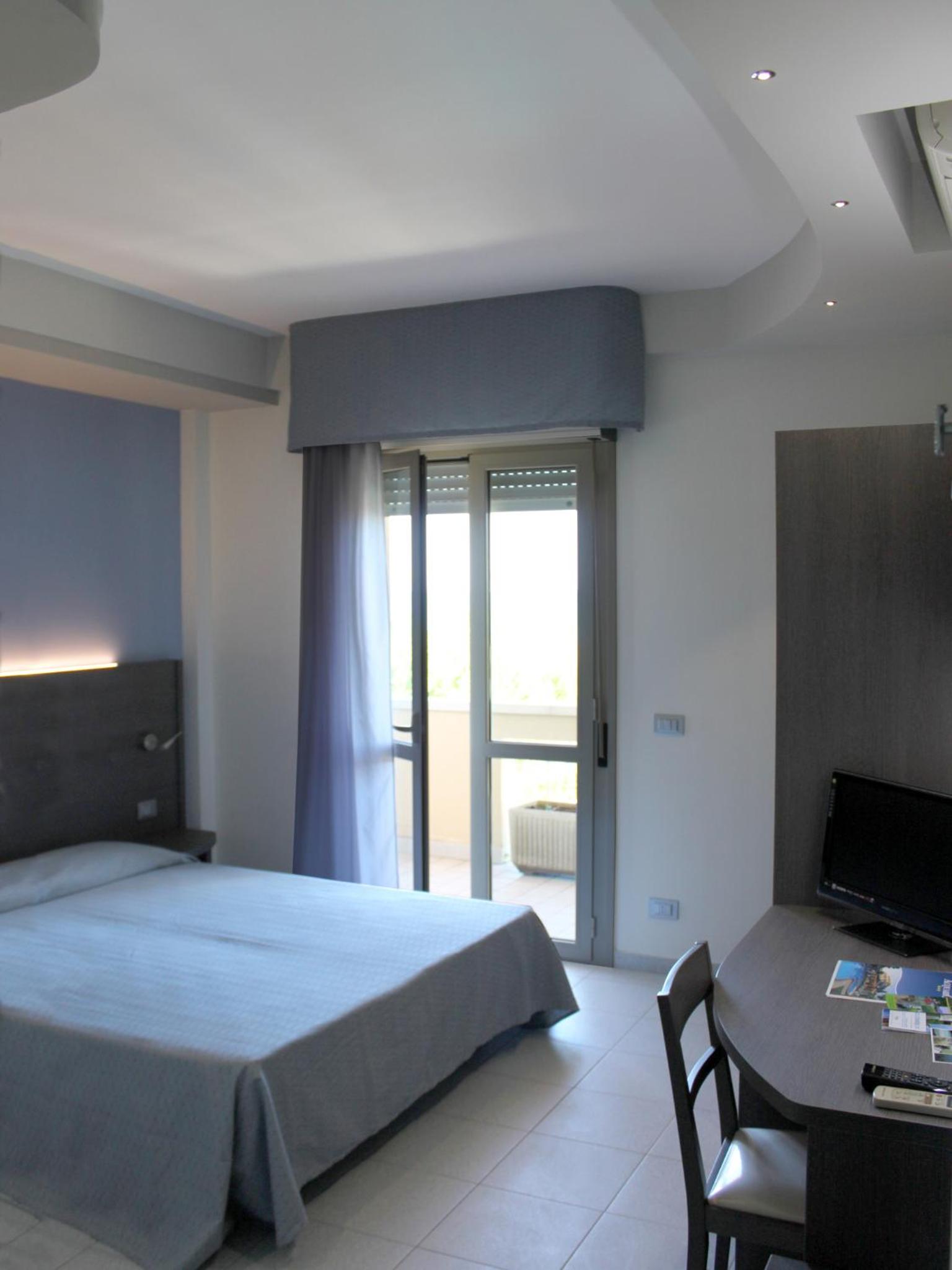 Double or Twin Room with Sea View photo 2
