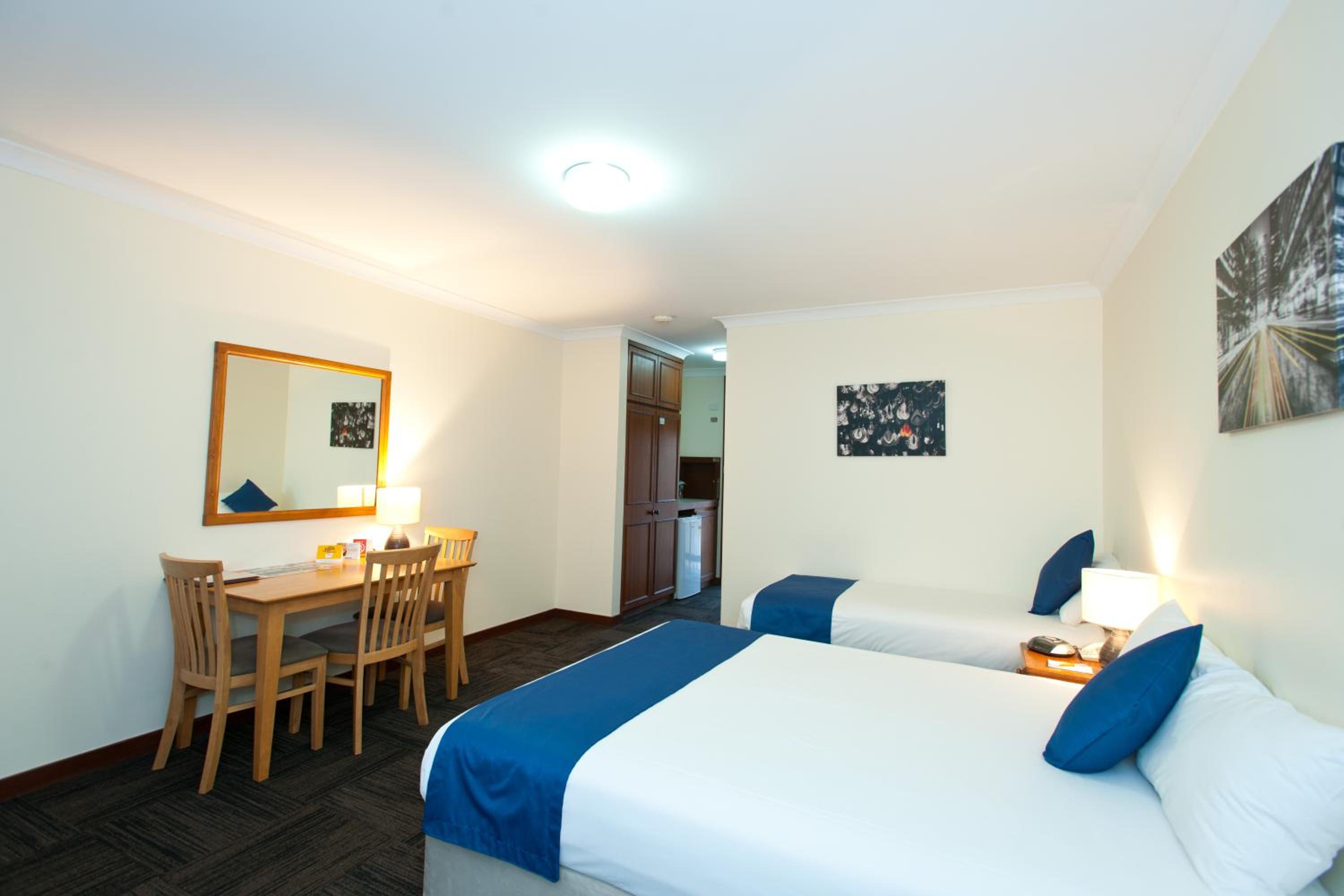 Standard Twin Room - Photo 3