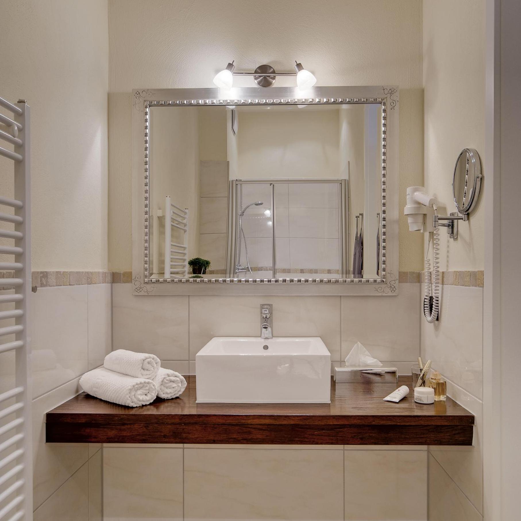 Superior Double Room with garden view, balcony & air-condition - Photo 4