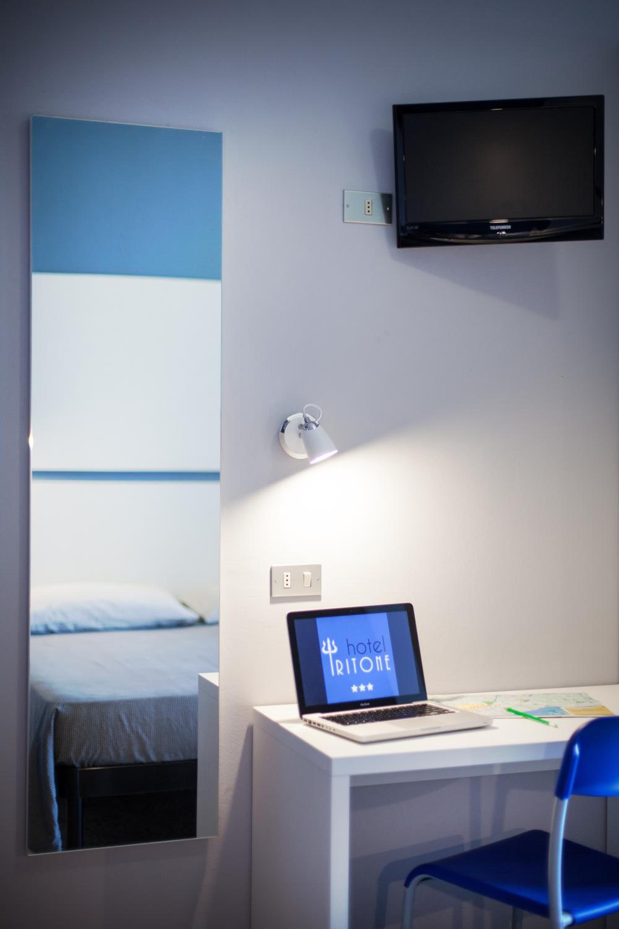 Deluxe Double Room with Side Sea View - Photo 1