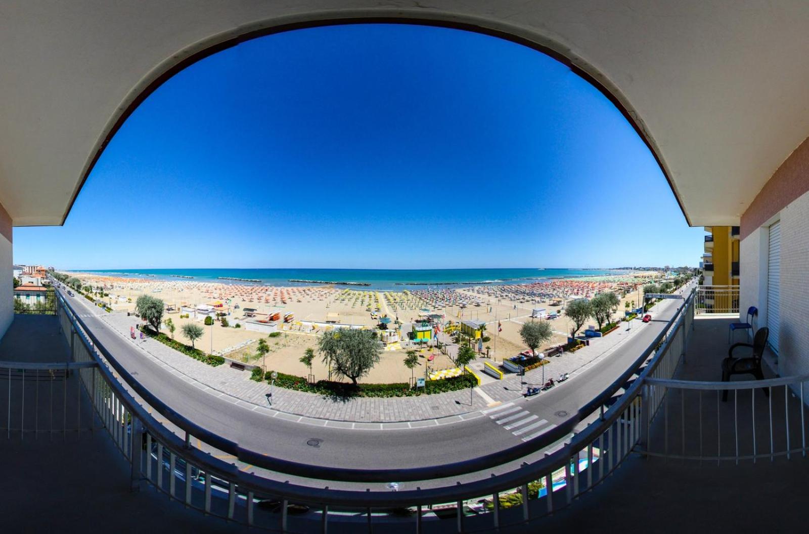 Double Room with Balcony and Front Sea View - Photo 8