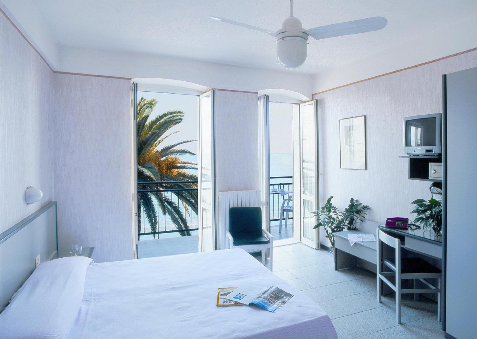 Double or Twin Room with Sea View