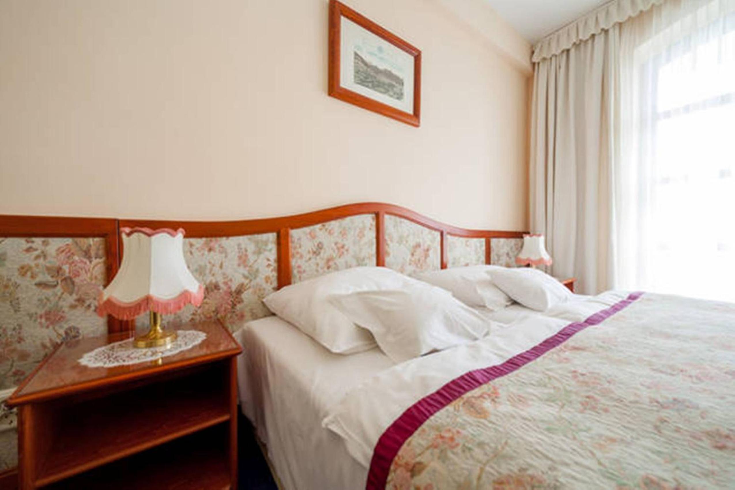 Double or Twin Room with Balcony and Mountain View - Photo 2