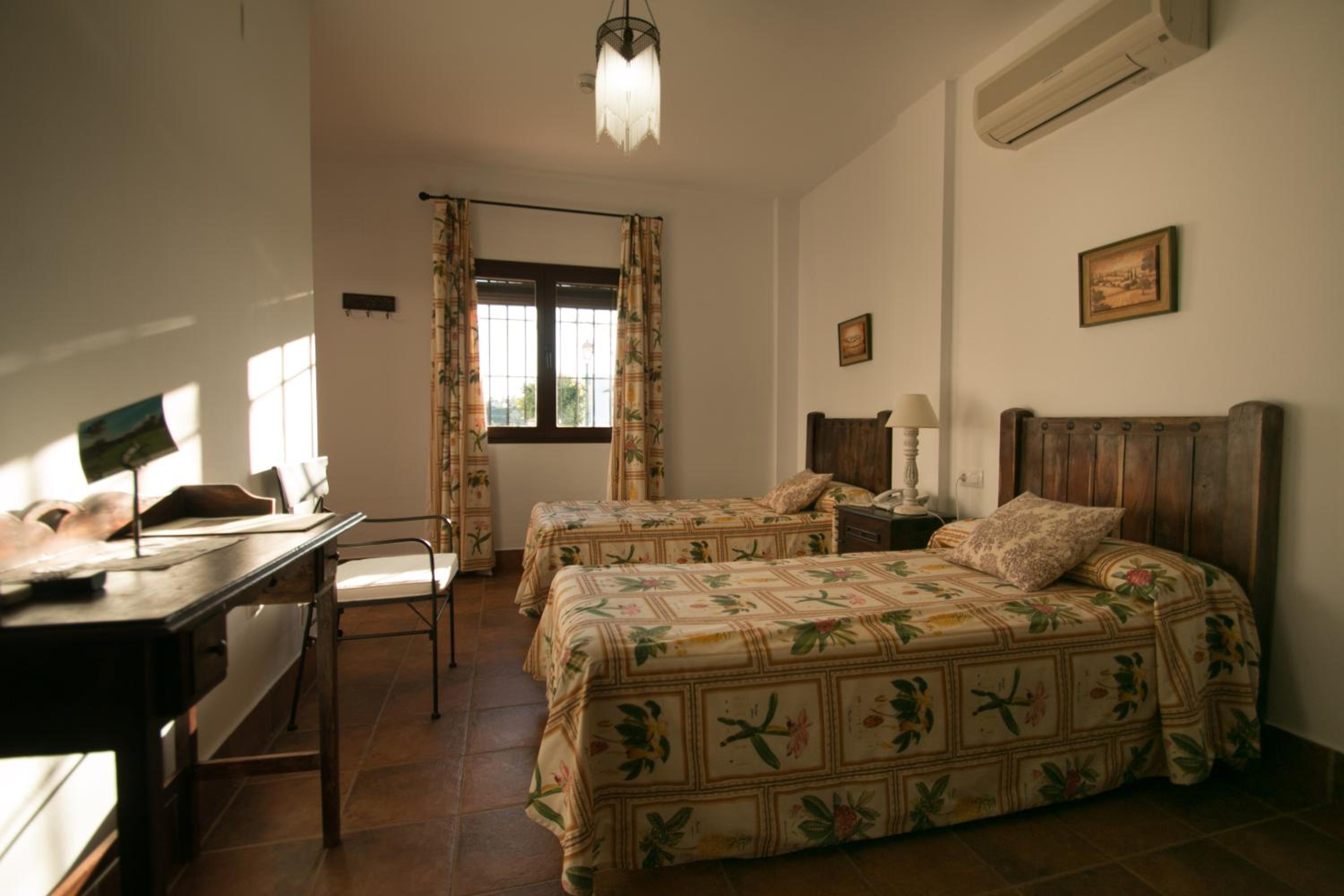 Twin Room - Photo 3