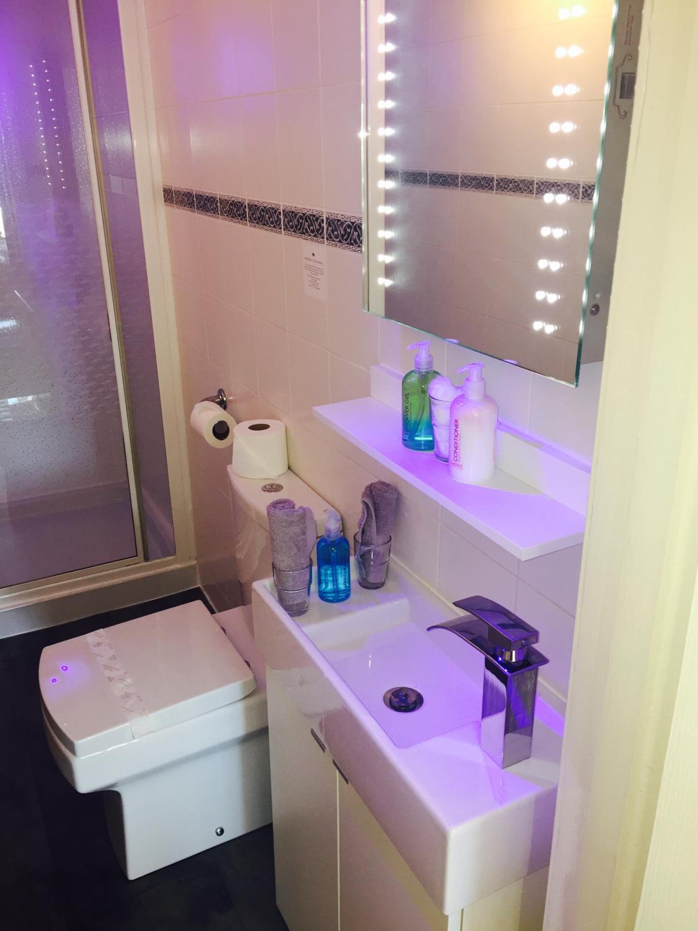 Economy Double En-Suite Room  - Photo 6