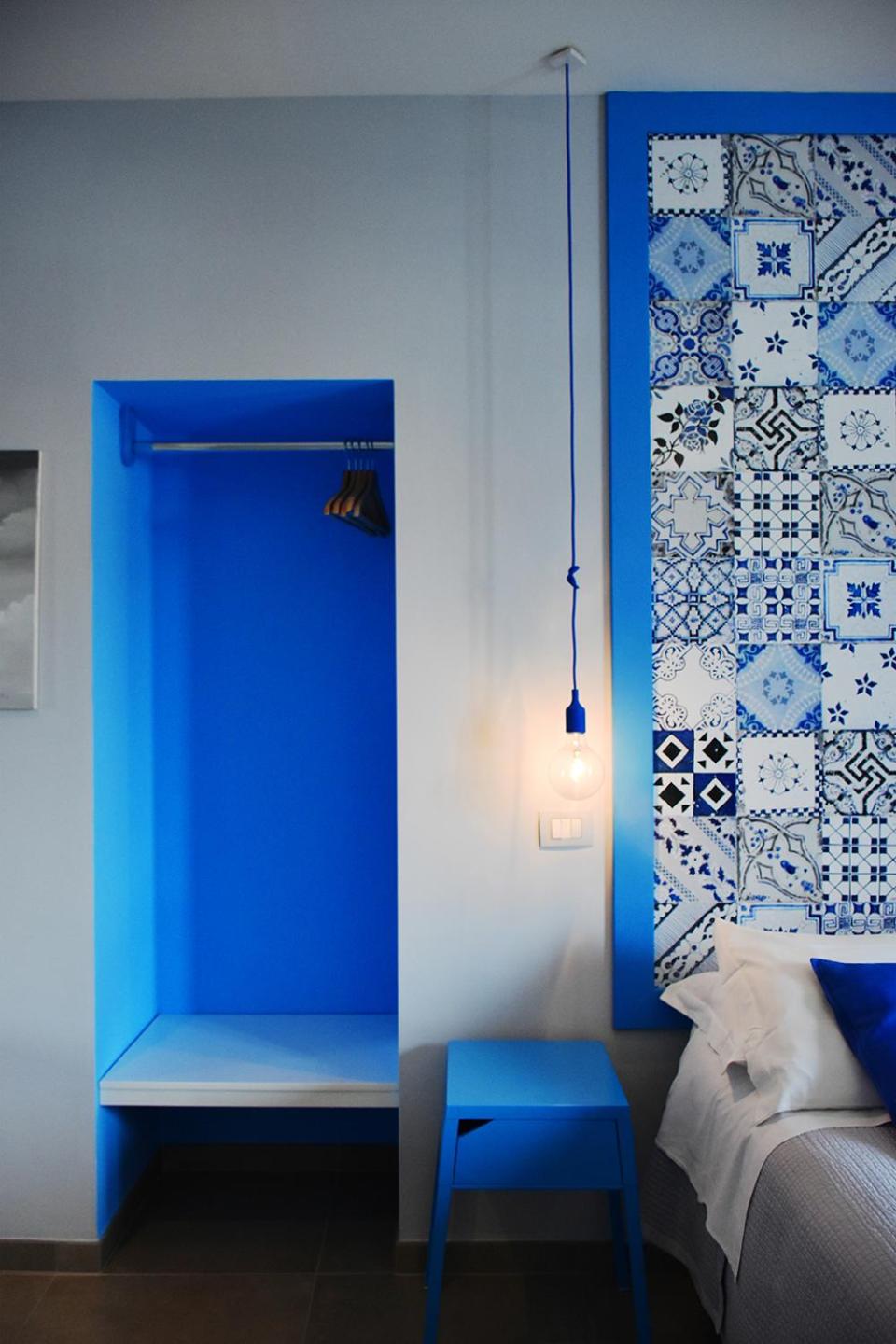 Deluxe Queen Room with Balcony - Photo 6