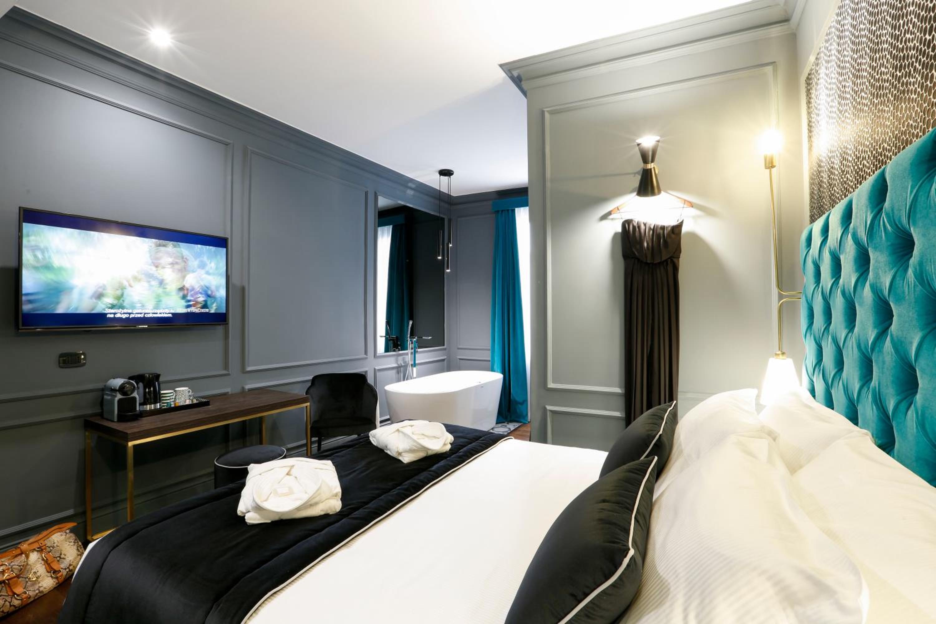 Deluxe Double Room with Spa Bath  photo 2