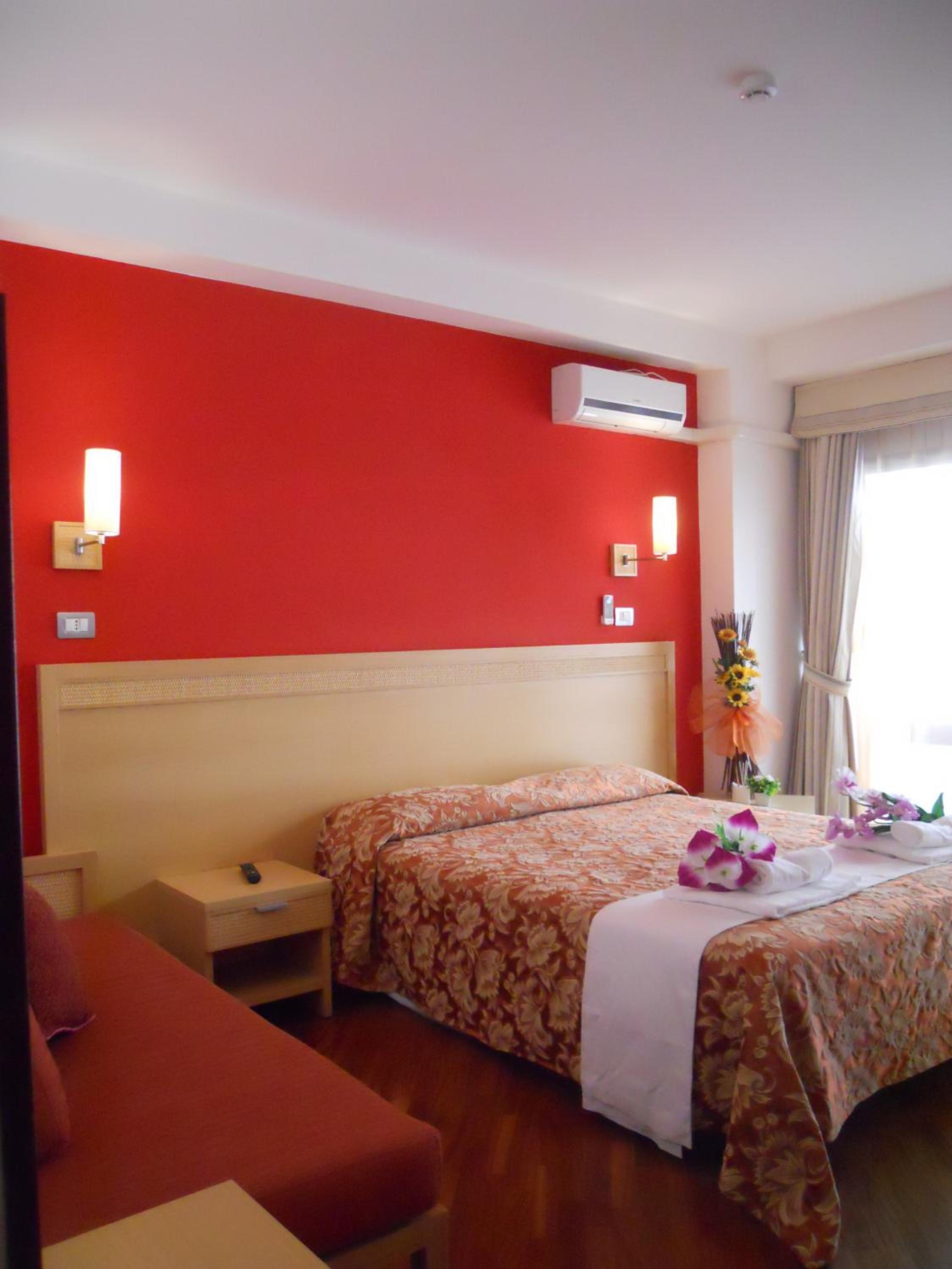 Deluxe Junior Suite photo 3