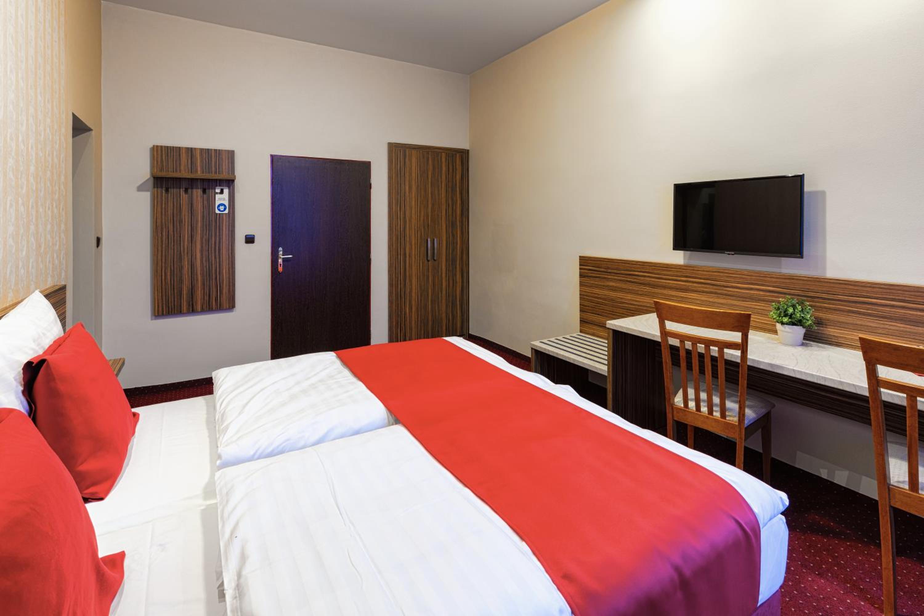 Double or Twin Room with Private Bathroom - Photo 6
