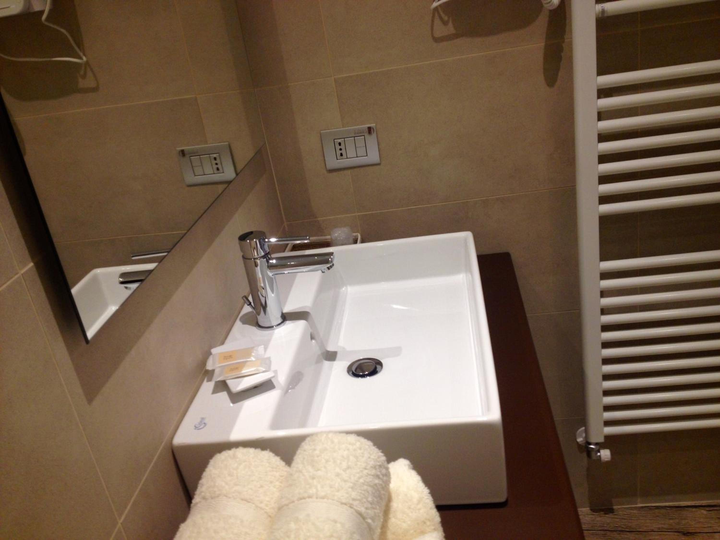 Standard Twin Room - Photo 6