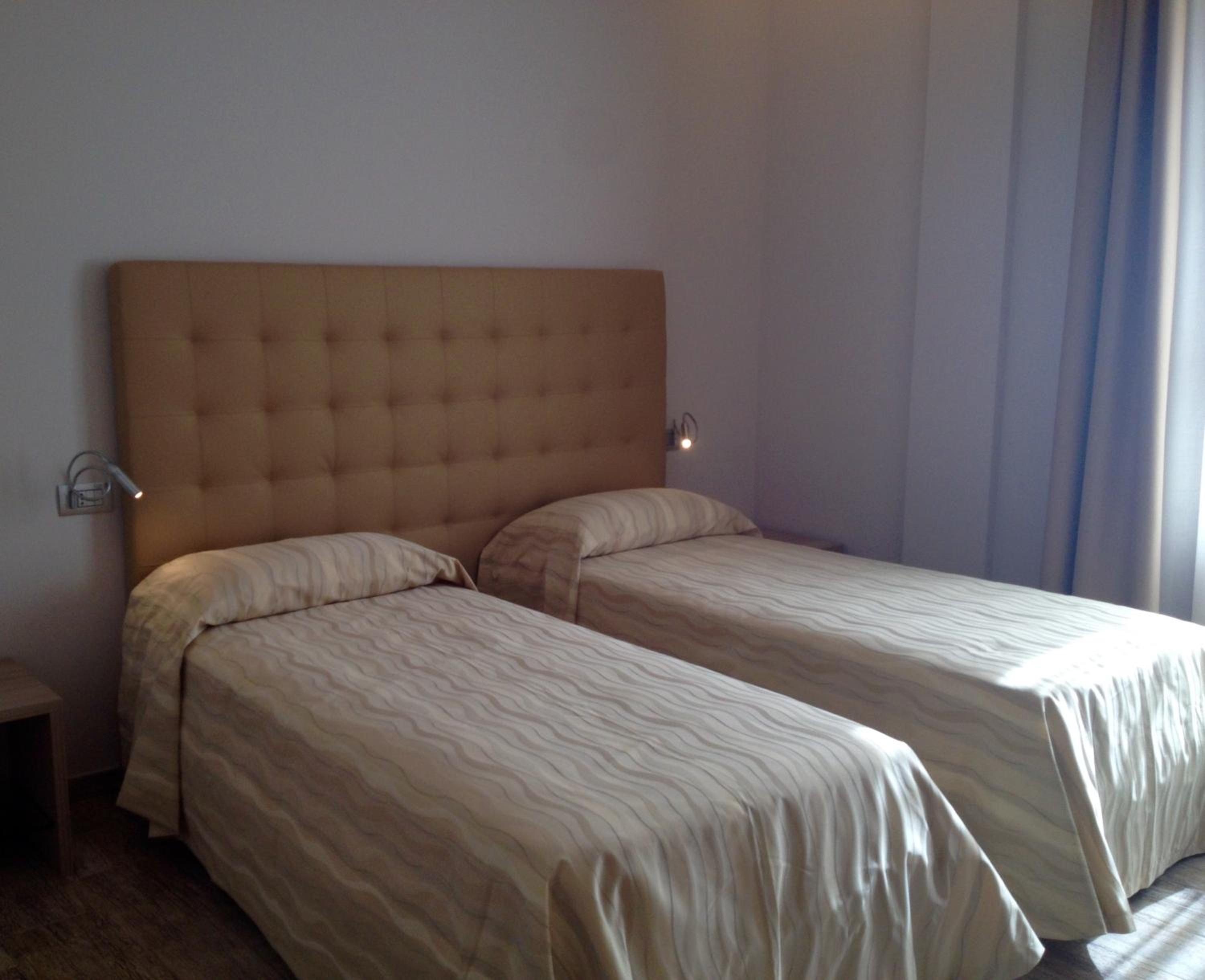 Standard Twin Room - Photo 2
