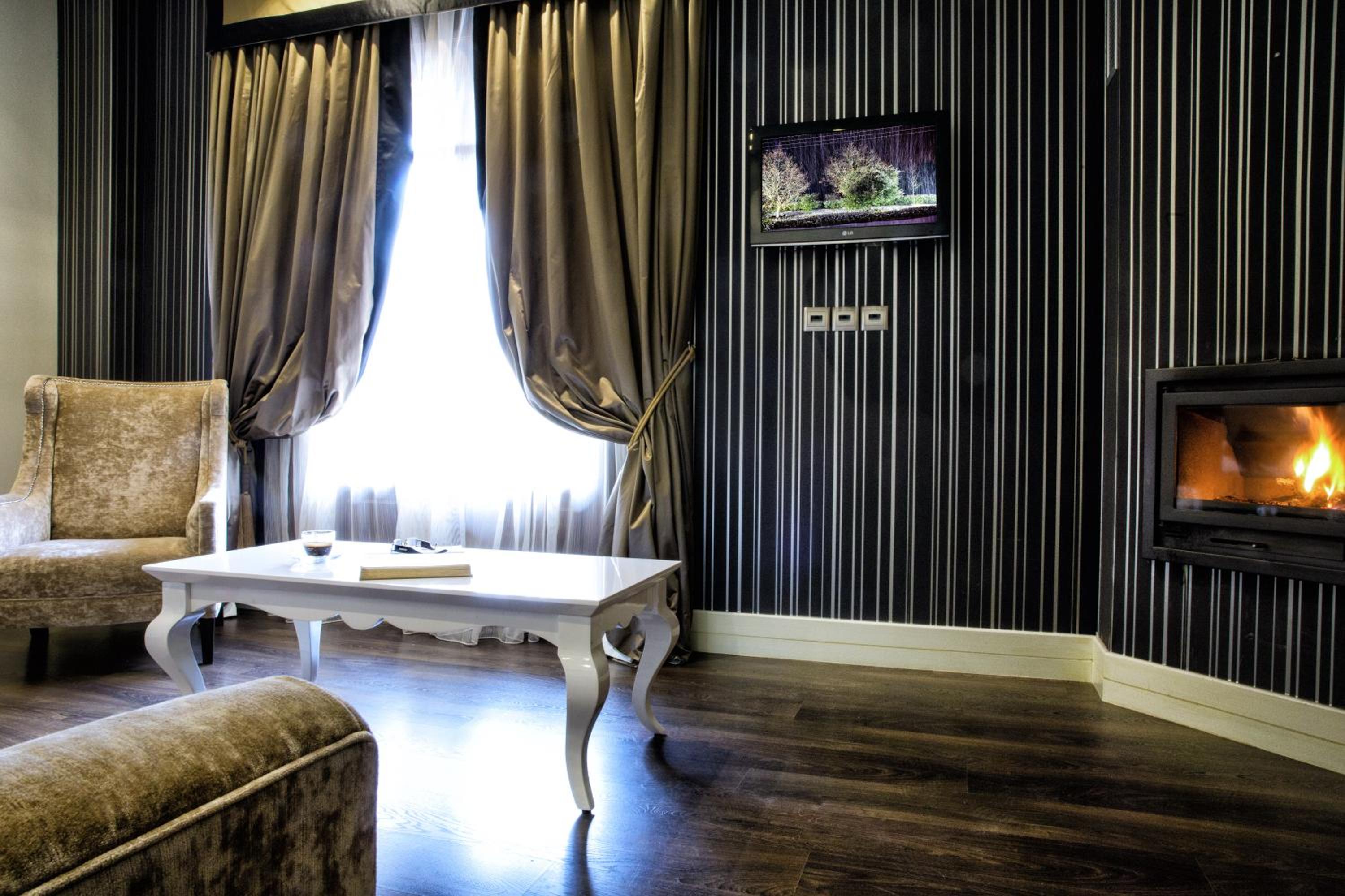 Executive Suite - Photo 7