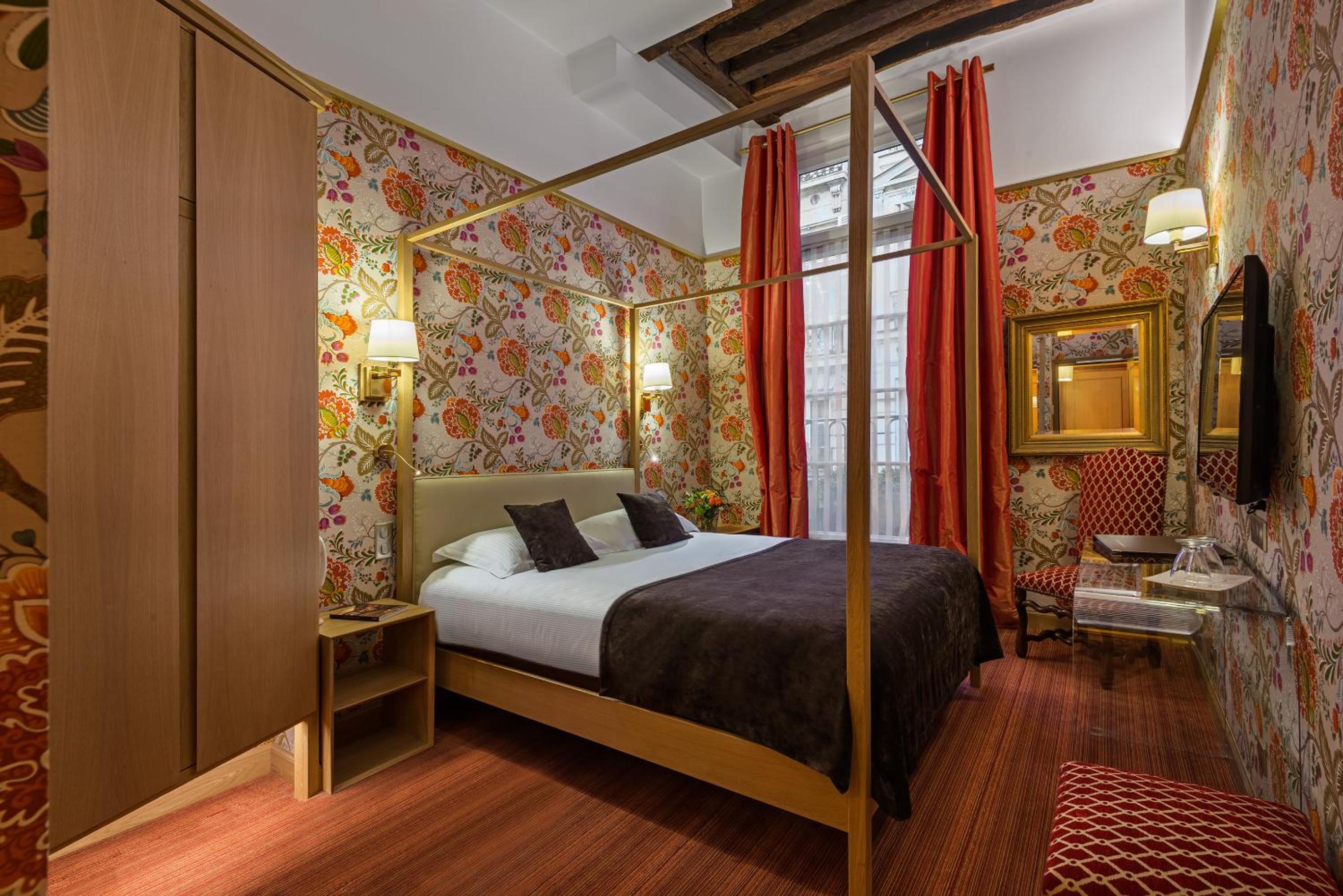 Superior Double Room with four poster bed