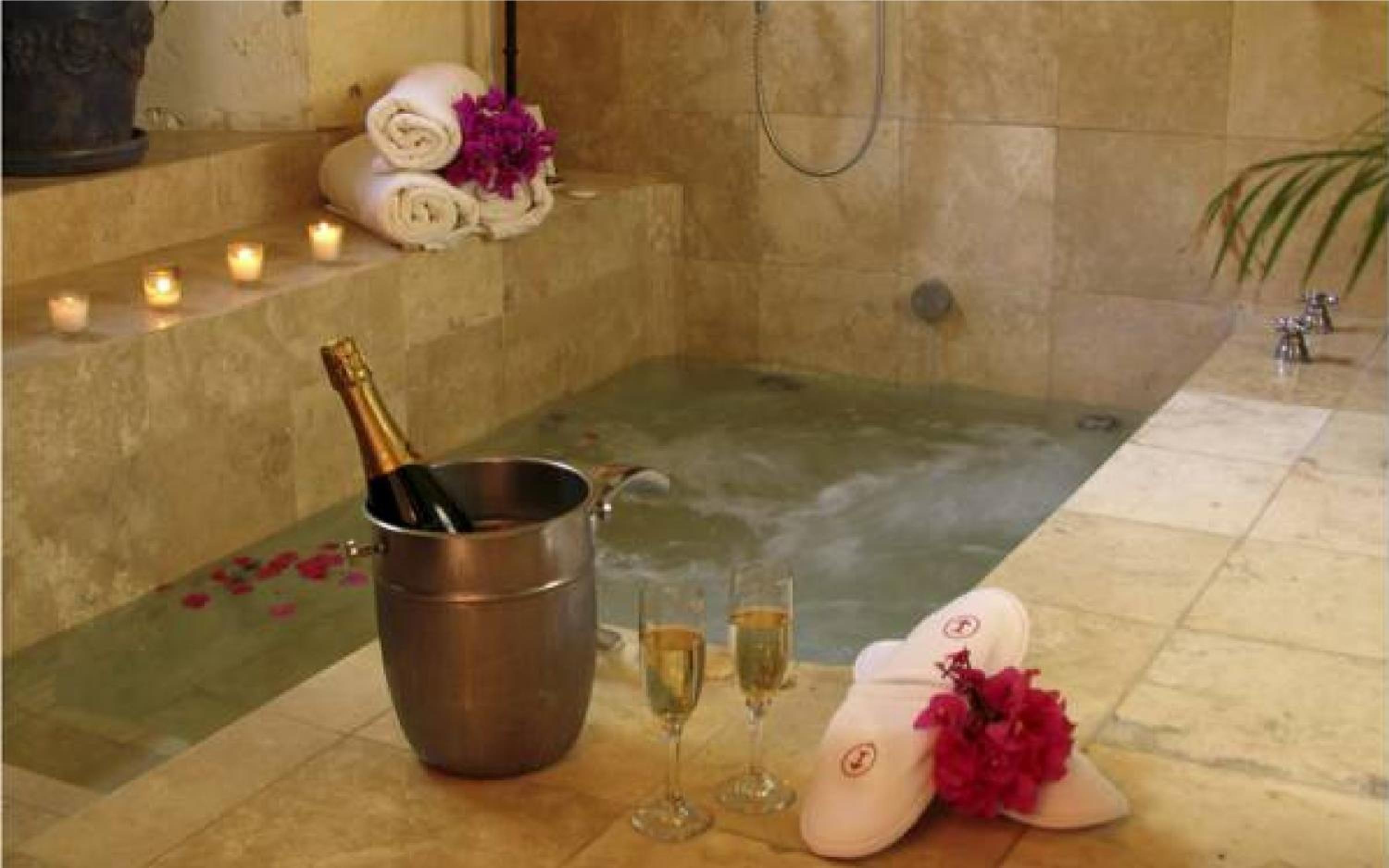 Deluxe Suite with Hot Tub - Photo 2