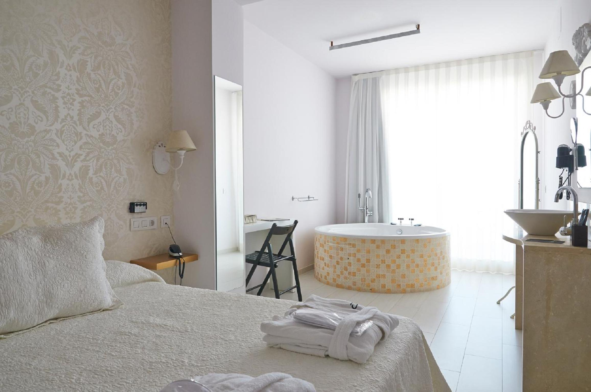 Junior Suite with Sea View - Photo 2