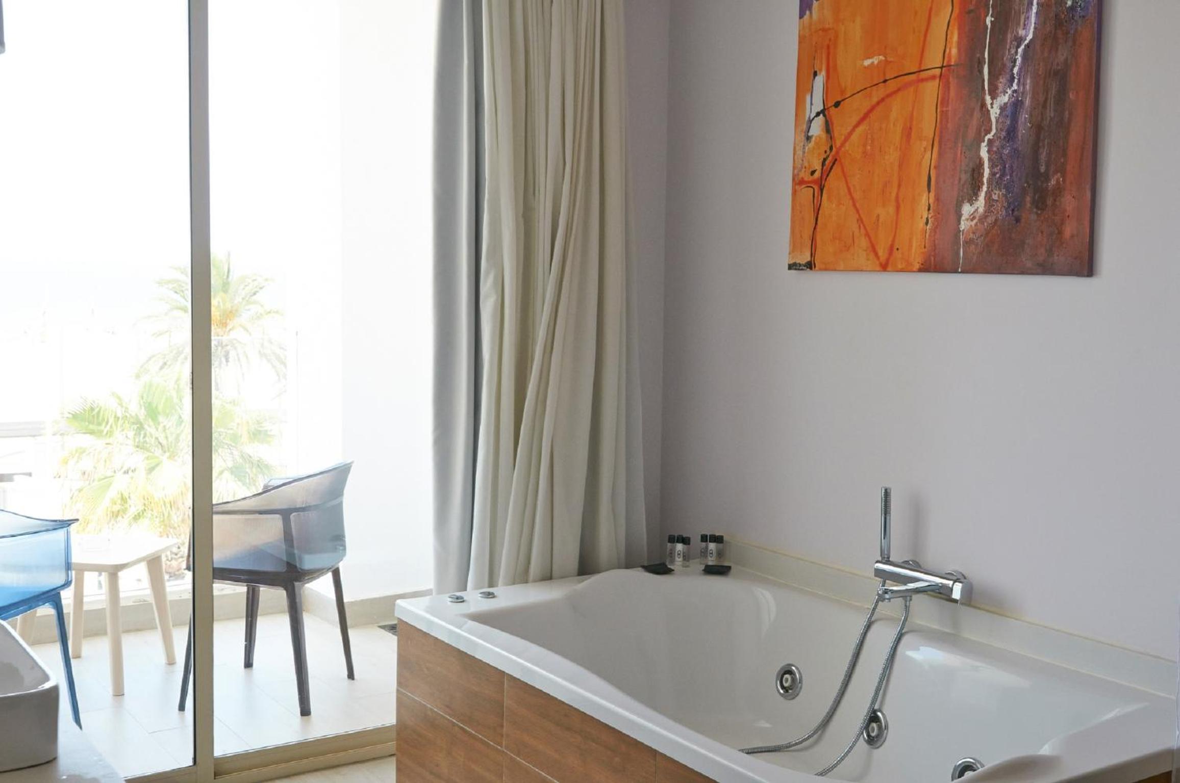 Junior Suite with Sea View - Photo 21
