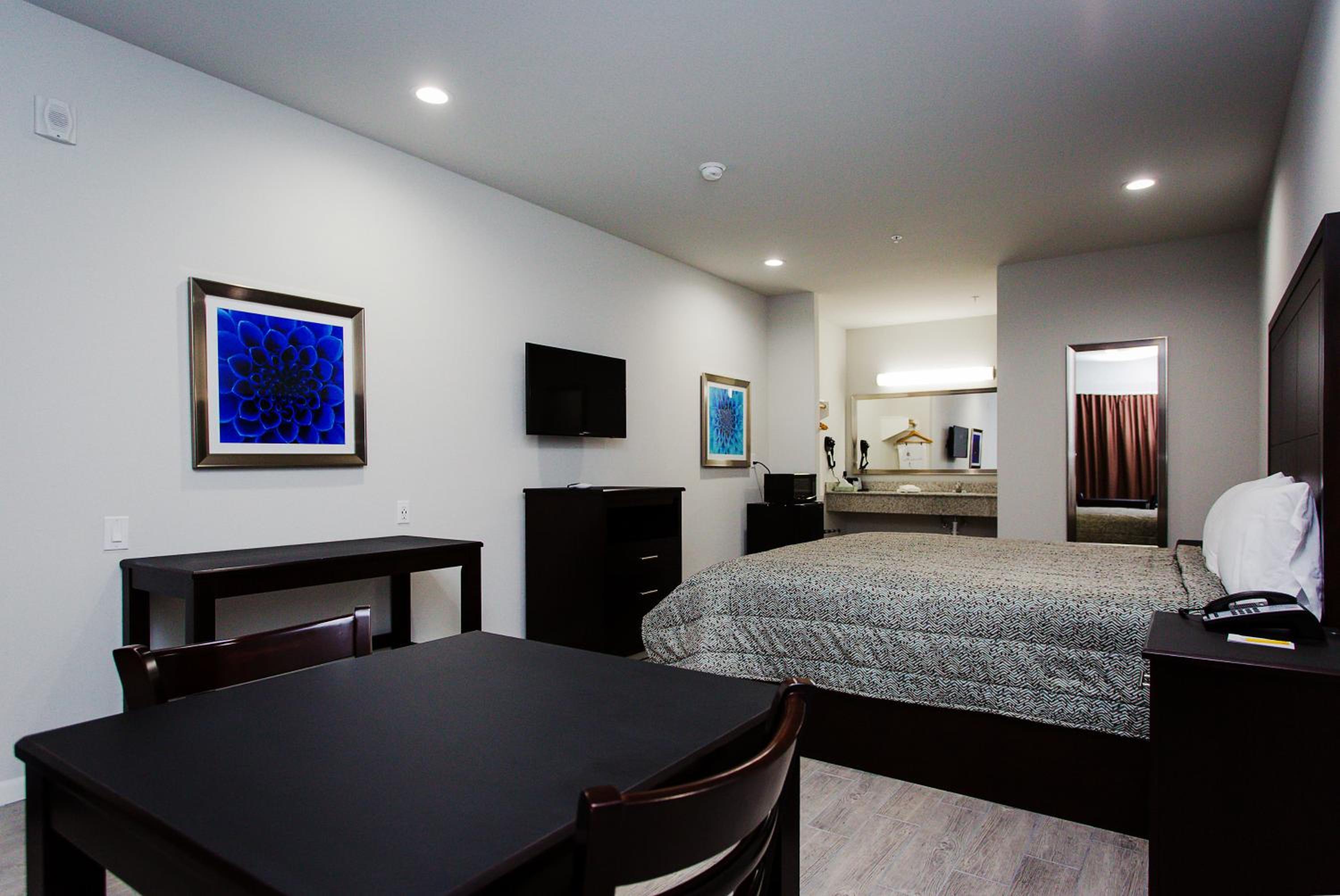 Standard King Room - Photo 7